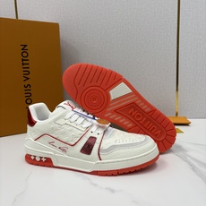 💋💍L家新品 L*V 路易~当季新品上架 TRAINER 系列运动鞋 官方 10,400 色彩狂想与复古 💋💍L家新品 L*V 路易~当季新品上架 TRAINER 系列运动鞋 官方 10,400 色彩狂想与复古