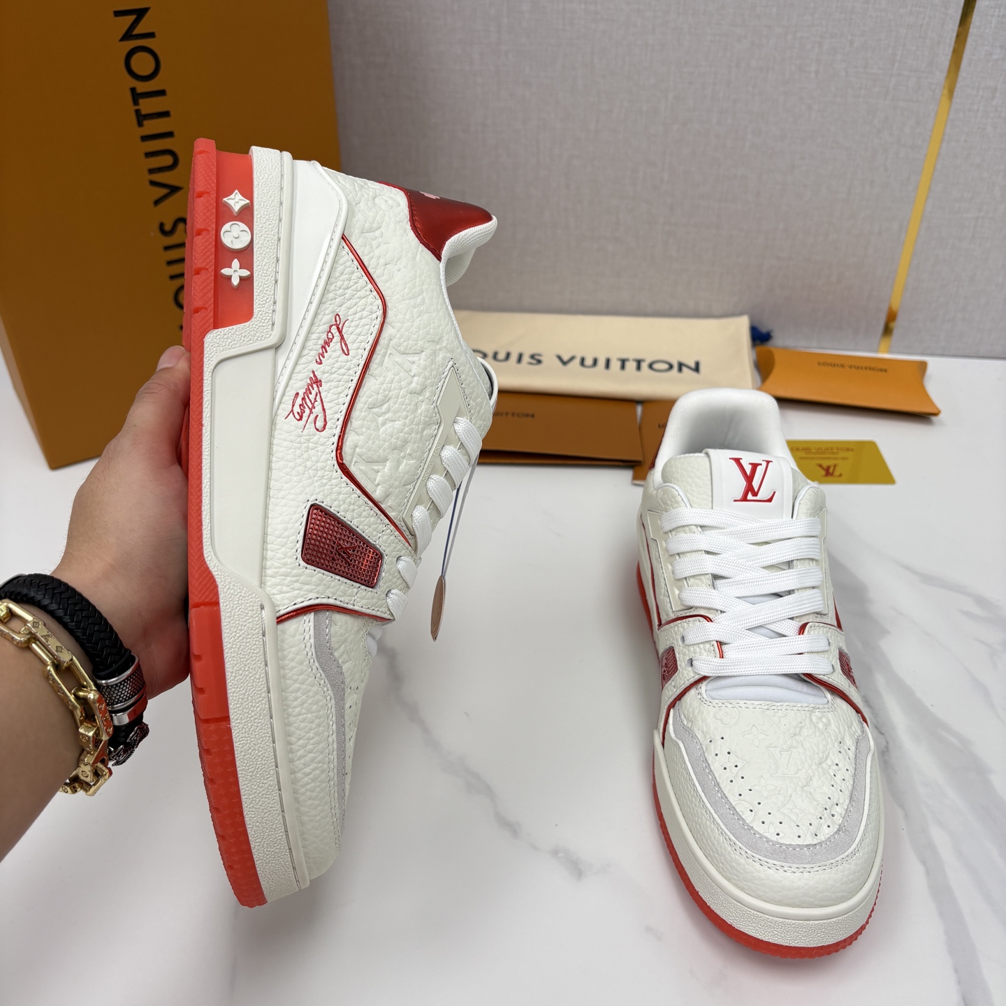 💋💍L家新品 L*V 路易~当季新品上架 TRAINER 系列运动鞋 官方 10,400 色彩狂想与复古 💋💍L家新品 L*V 路易~当季新品上架 TRAINER 系列运动鞋 官方 10,400 色彩狂想与复古
