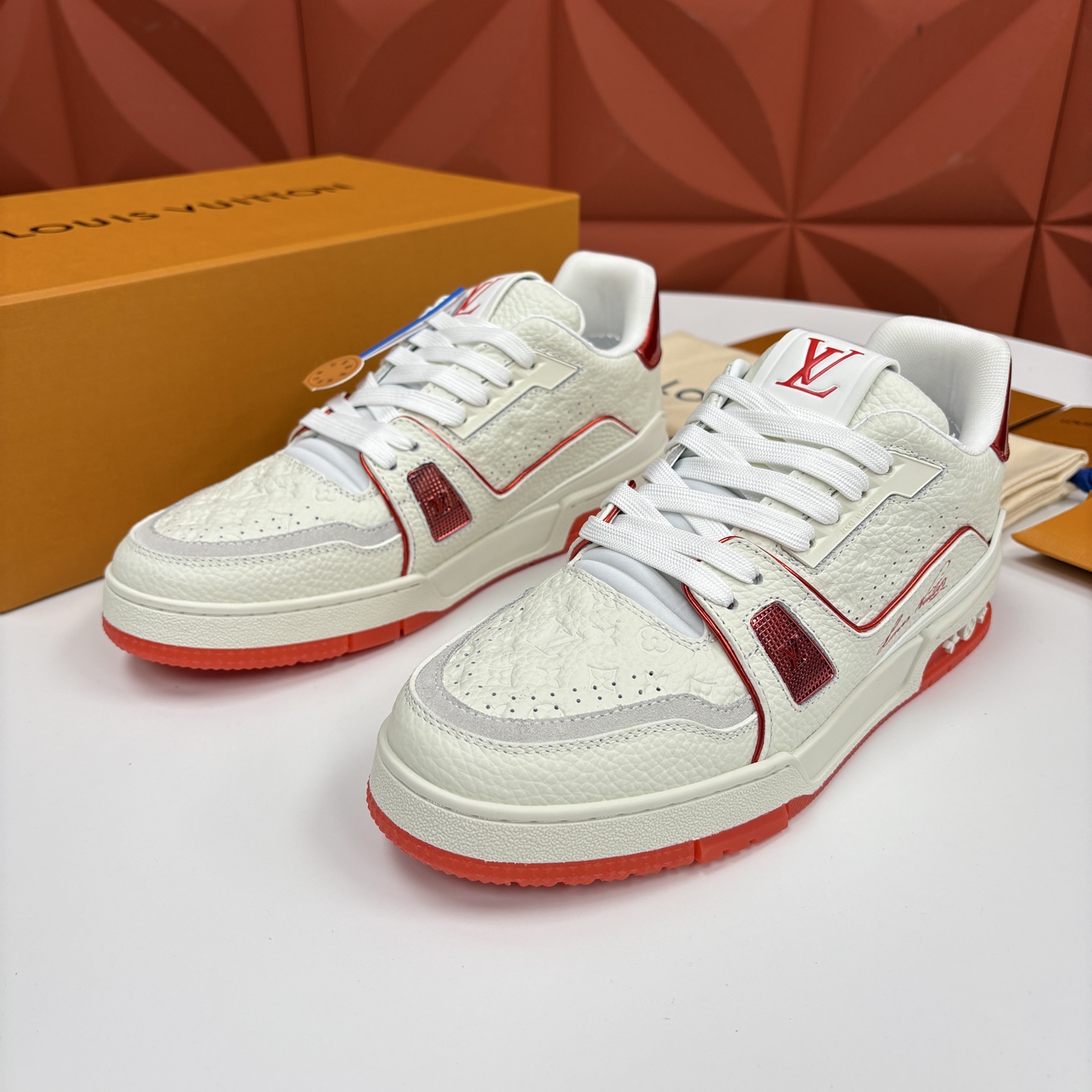 💋💍L家新品 L*V 路易~当季新品上架 TRAINER 系列运动鞋 官方 10,400 色彩狂想与复古 💋💍L家新品 L*V 路易~当季新品上架 TRAINER 系列运动鞋 官方 10,400 色彩狂想与复古