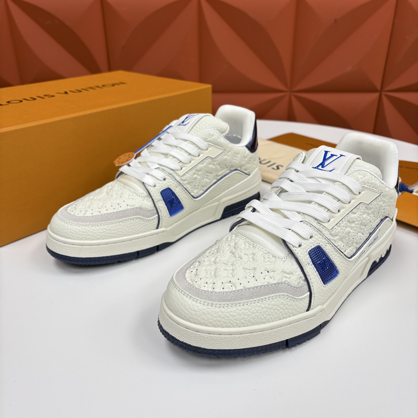 💋💍L家新品  L*V  路易～当季新品上架  TRAINER 系列运动鞋   官方 10,400    色彩狂想与复古