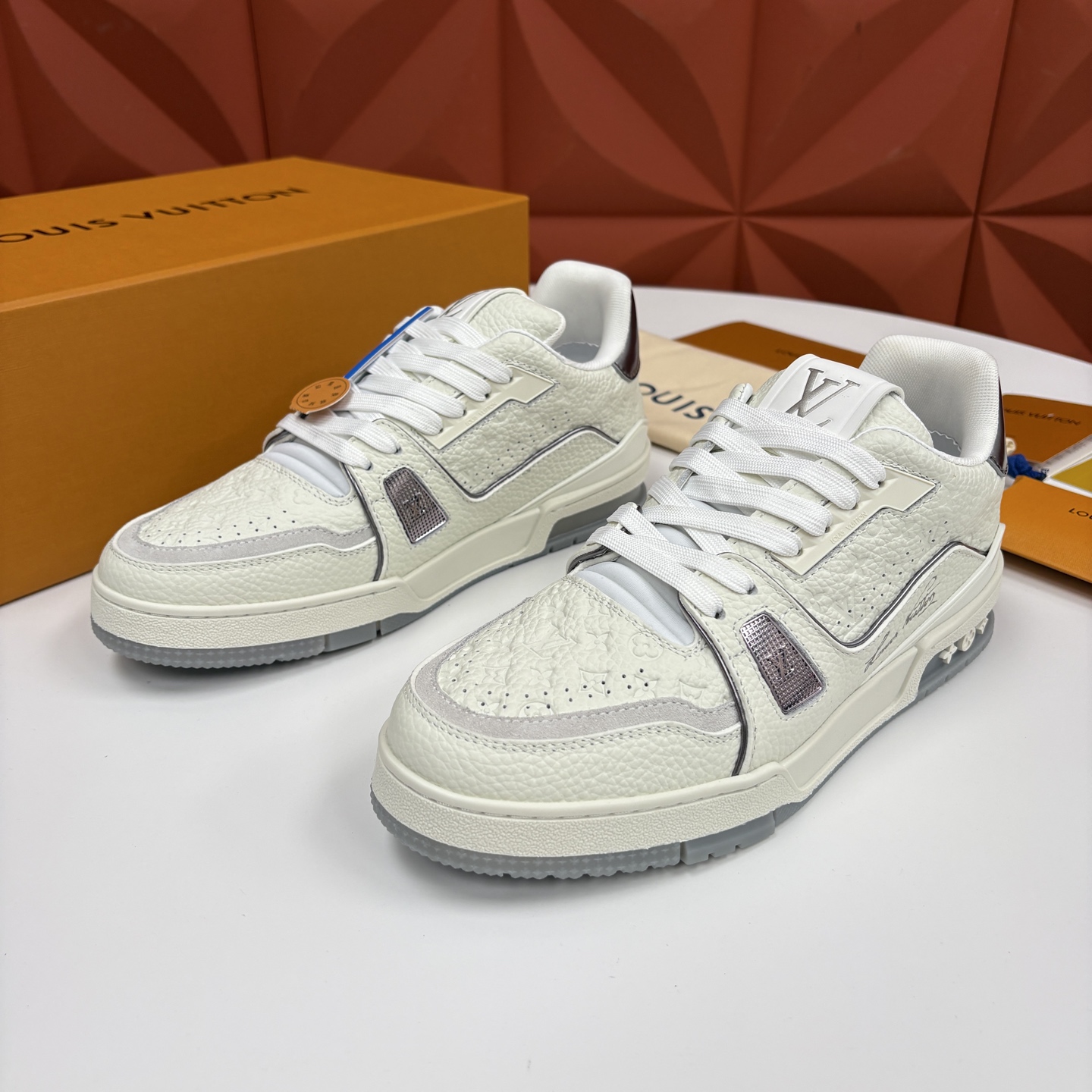 💋💍L家新品 L*V 路易~当季新品上架 TRAINER 系列运动鞋 官方 10,400 色彩狂想与复古 💋💍L家新品 L*V 路易~当季新品上架 TRAINER 系列运动鞋 官方 10,400 色彩狂想与复古