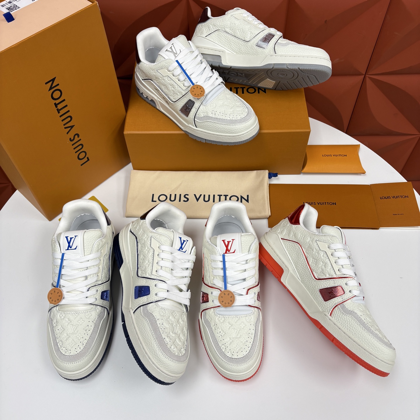 💋💍L家新品 L*V 路易~当季新品上架 TRAINER 系列运动鞋 官方 10,400 色彩狂想与复古 💋💍L家新品 L*V 路易~当季新品上架 TRAINER 系列运动鞋 官方 10,400 色彩狂想与复古