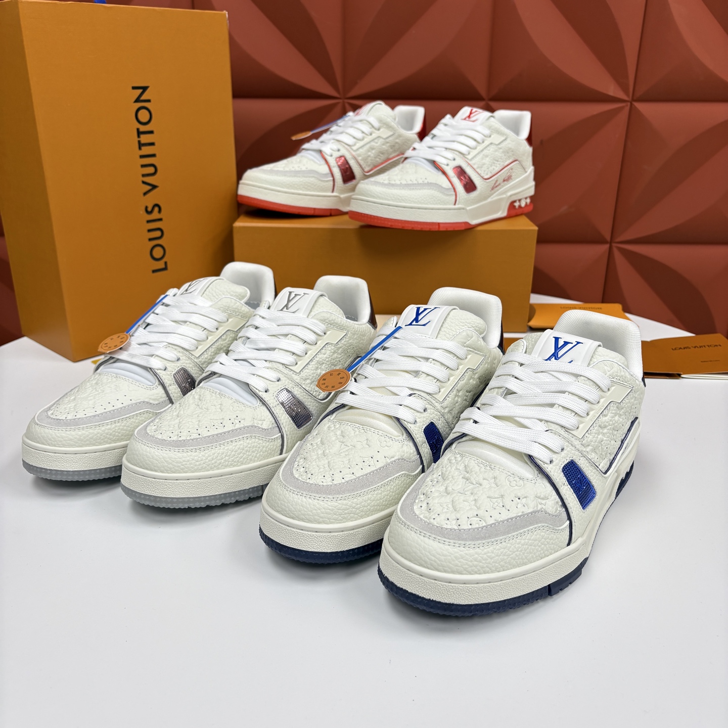 💋💍L家新品 L*V 路易~当季新品上架 TRAINER 系列运动鞋 官方 10,400 色彩狂想与复古 💋💍L家新品 L*V 路易~当季新品上架 TRAINER 系列运动鞋 官方 10,400 色彩狂想与复古