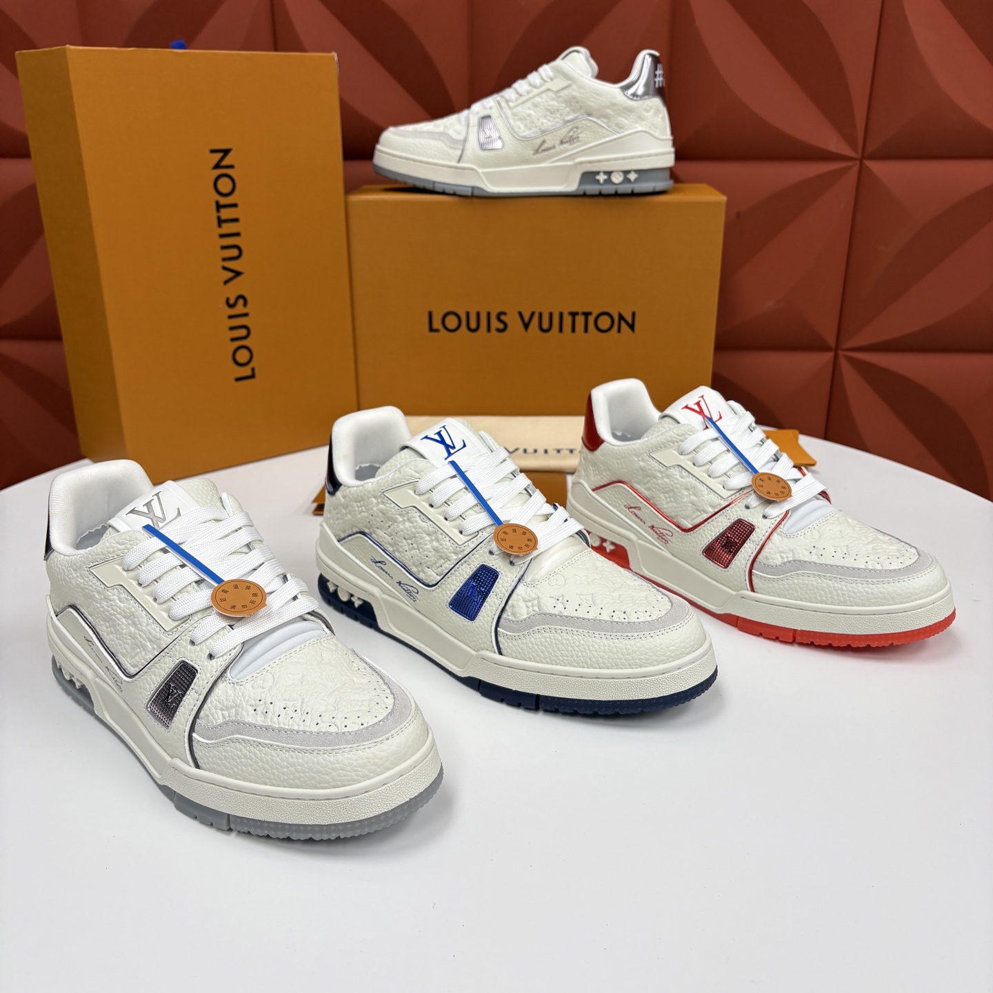 💋💍L家新品 L*V 路易~当季新品上架 TRAINER 系列运动鞋 官方 10,400 色彩狂想与复古 💋💍L家新品 L*V 路易~当季新品上架 TRAINER 系列运动鞋 官方 10,400 色彩狂想与复古