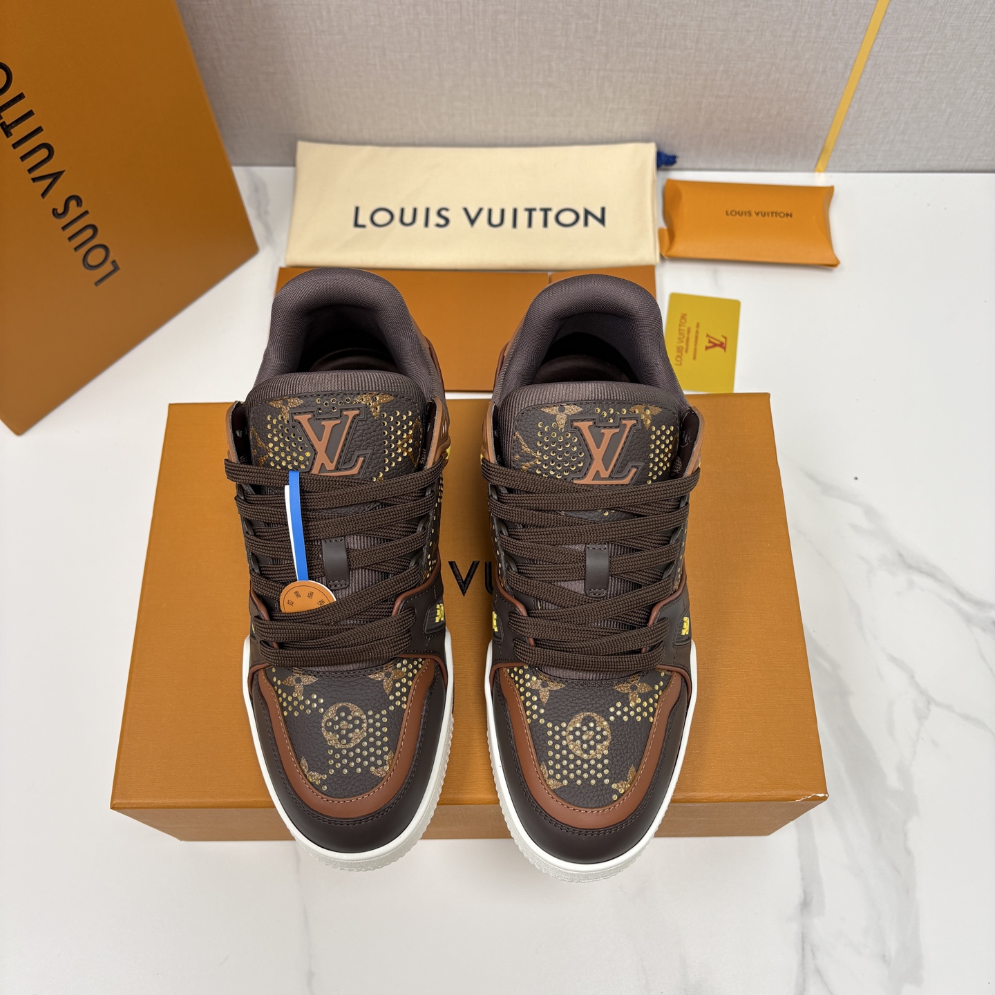 💋💍L家新品  L*V  路易～当季新品上架  TRAINER 系列运动鞋   官方 10,600  奢潮交融的复古运动