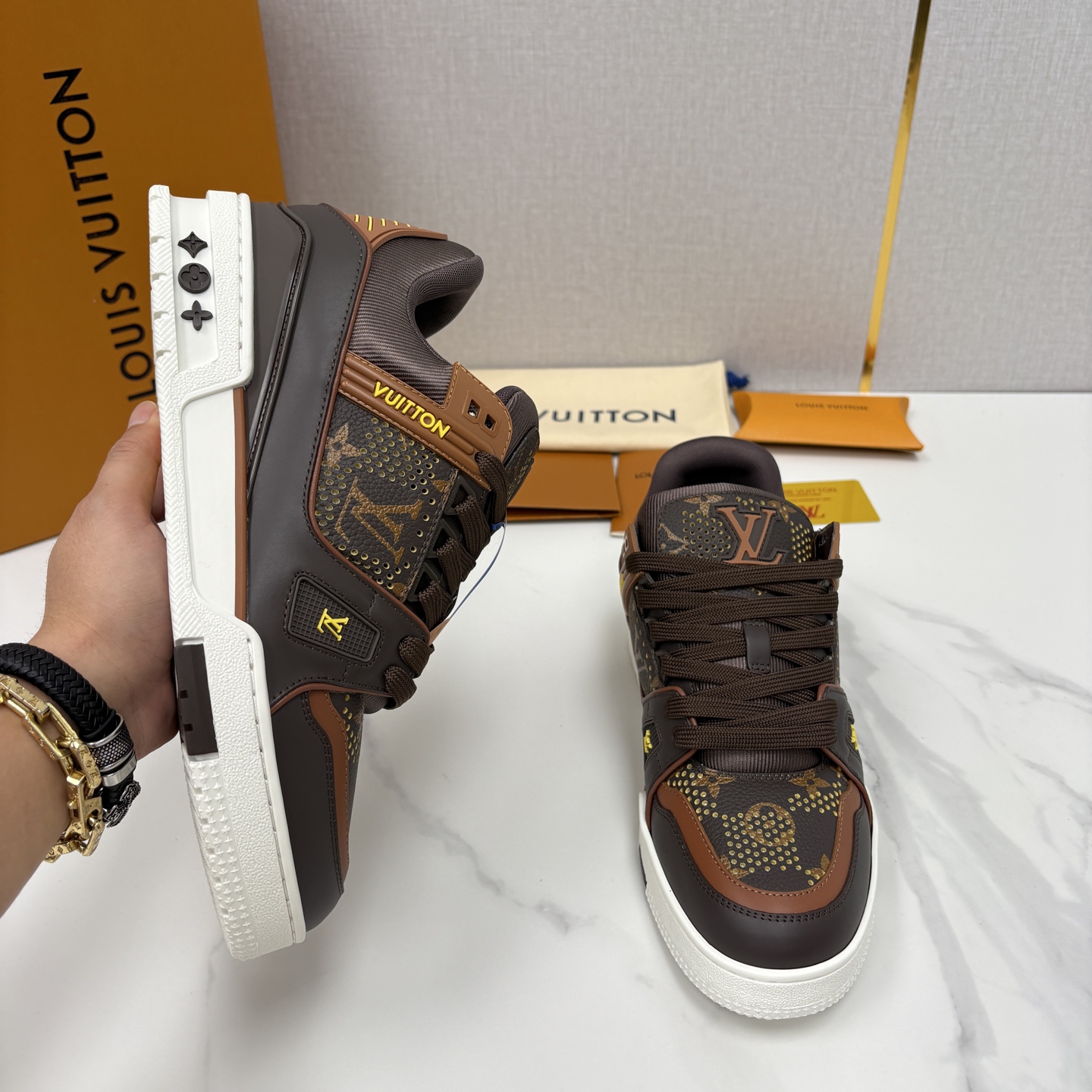 💋💍L家新品 L*V 路易~当季新品上架 TRAINER 系列运动鞋 官方 10,600 奢潮交融的复古运动 💋💍L家新品 L*V 路易~当季新品上架 TRAINER 系列运动鞋 官方 10,600 奢潮交融的复古运动