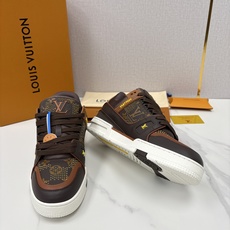 💋💍L家新品 L*V 路易~当季新品上架 TRAINER 系列运动鞋 官方 10,600 奢潮交融的复古运动 💋💍L家新品 L*V 路易~当季新品上架 TRAINER 系列运动鞋 官方 10,600 奢潮交融的复古运动