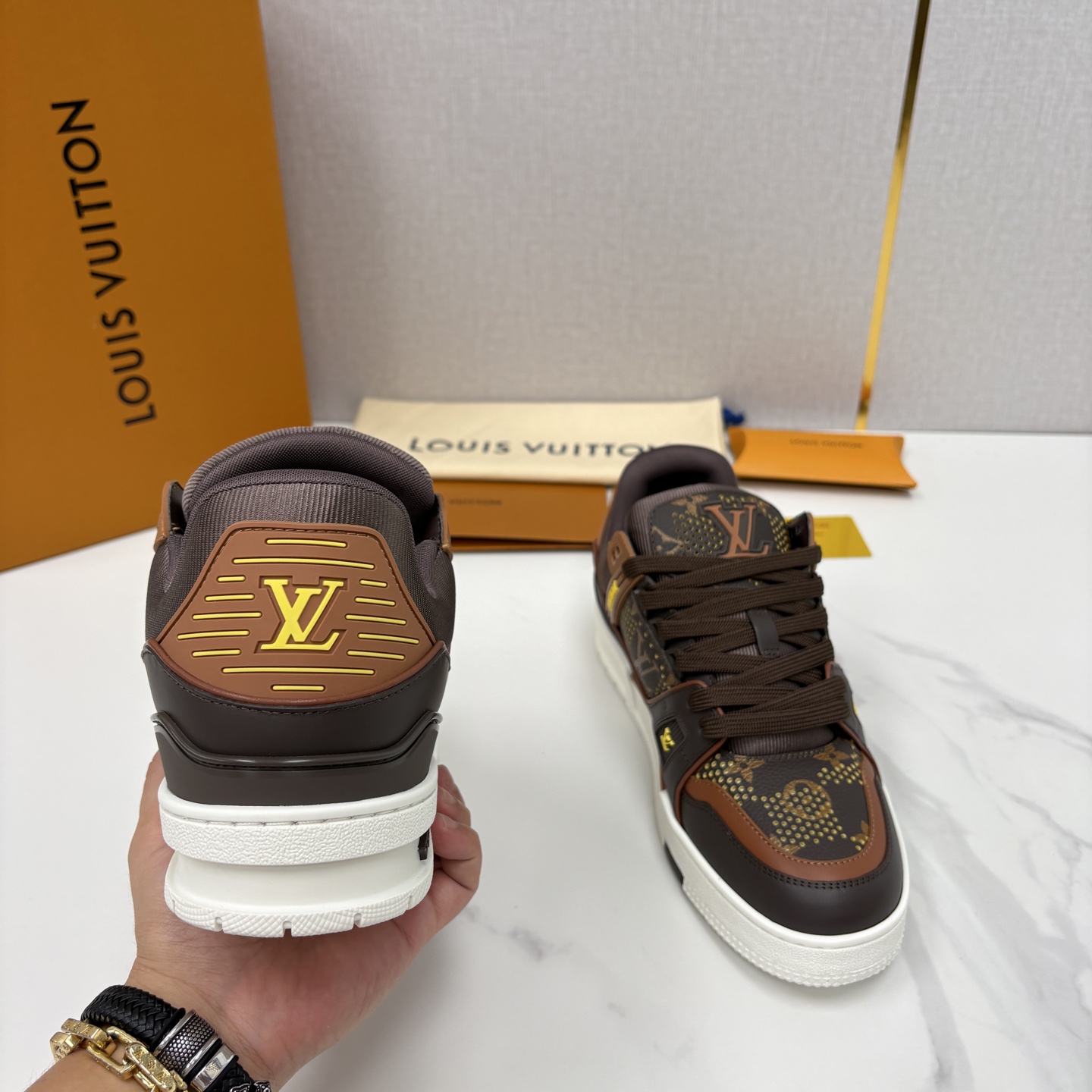 💋💍L家新品 L*V 路易~当季新品上架 TRAINER 系列运动鞋 官方 10,600 奢潮交融的复古运动 💋💍L家新品 L*V 路易~当季新品上架 TRAINER 系列运动鞋 官方 10,600 奢潮交融的复古运动