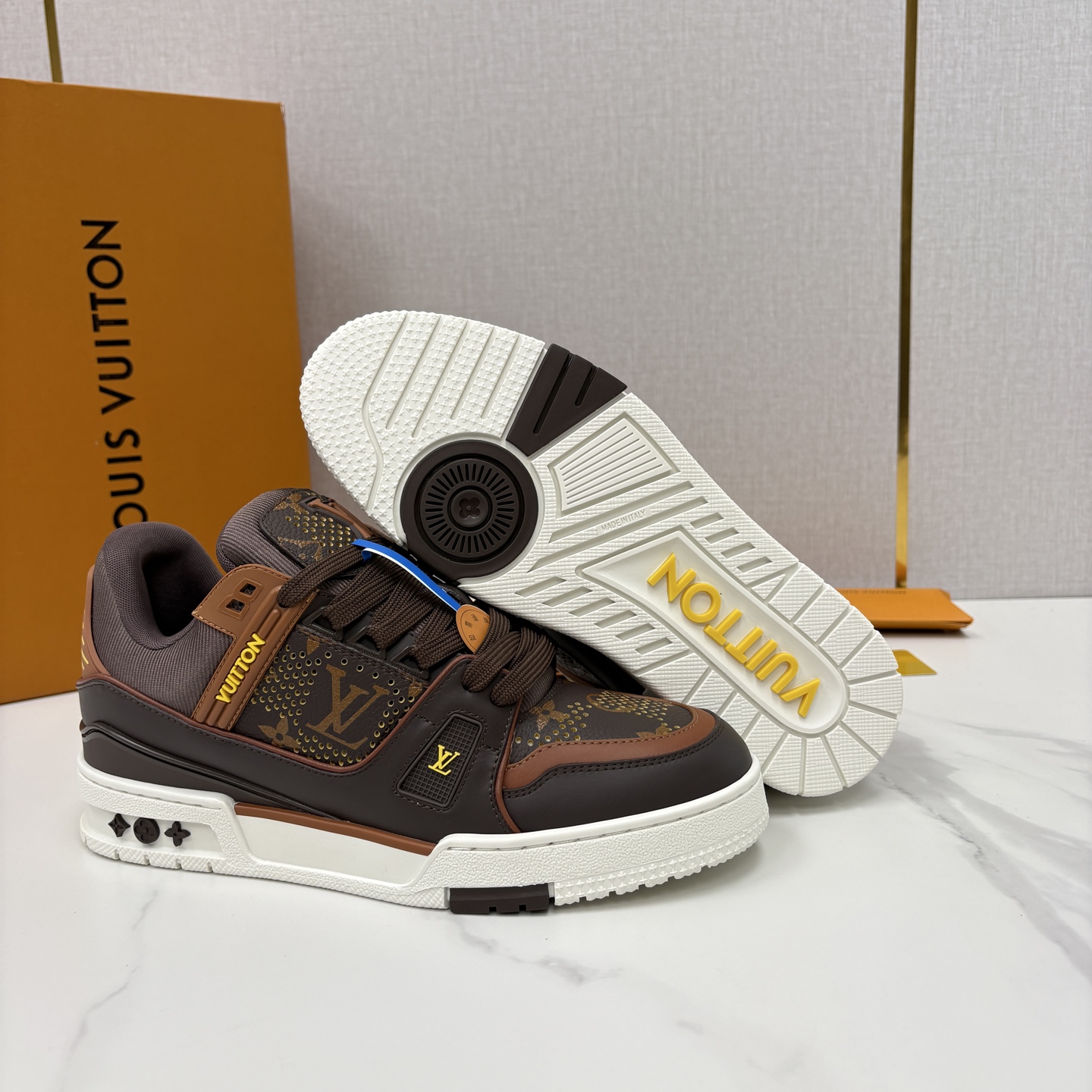 💋💍L家新品 L*V 路易~当季新品上架 TRAINER 系列运动鞋 官方 10,600 奢潮交融的复古运动 💋💍L家新品 L*V 路易~当季新品上架 TRAINER 系列运动鞋 官方 10,600 奢潮交融的复古运动