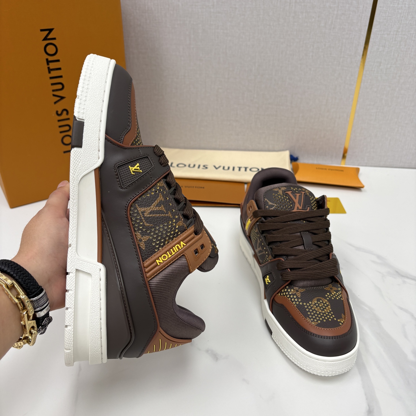 💋💍L家新品 L*V 路易~当季新品上架 TRAINER 系列运动鞋 官方 10,600 奢潮交融的复古运动 💋💍L家新品 L*V 路易~当季新品上架 TRAINER 系列运动鞋 官方 10,600 奢潮交融的复古运动