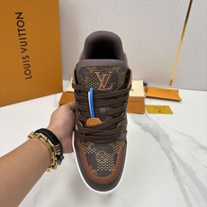 💋💍L家新品 L*V 路易~当季新品上架 TRAINER 系列运动鞋 官方 10,600 奢潮交融的复古运动 💋💍L家新品 L*V 路易~当季新品上架 TRAINER 系列运动鞋 官方 10,600 奢潮交融的复古运动