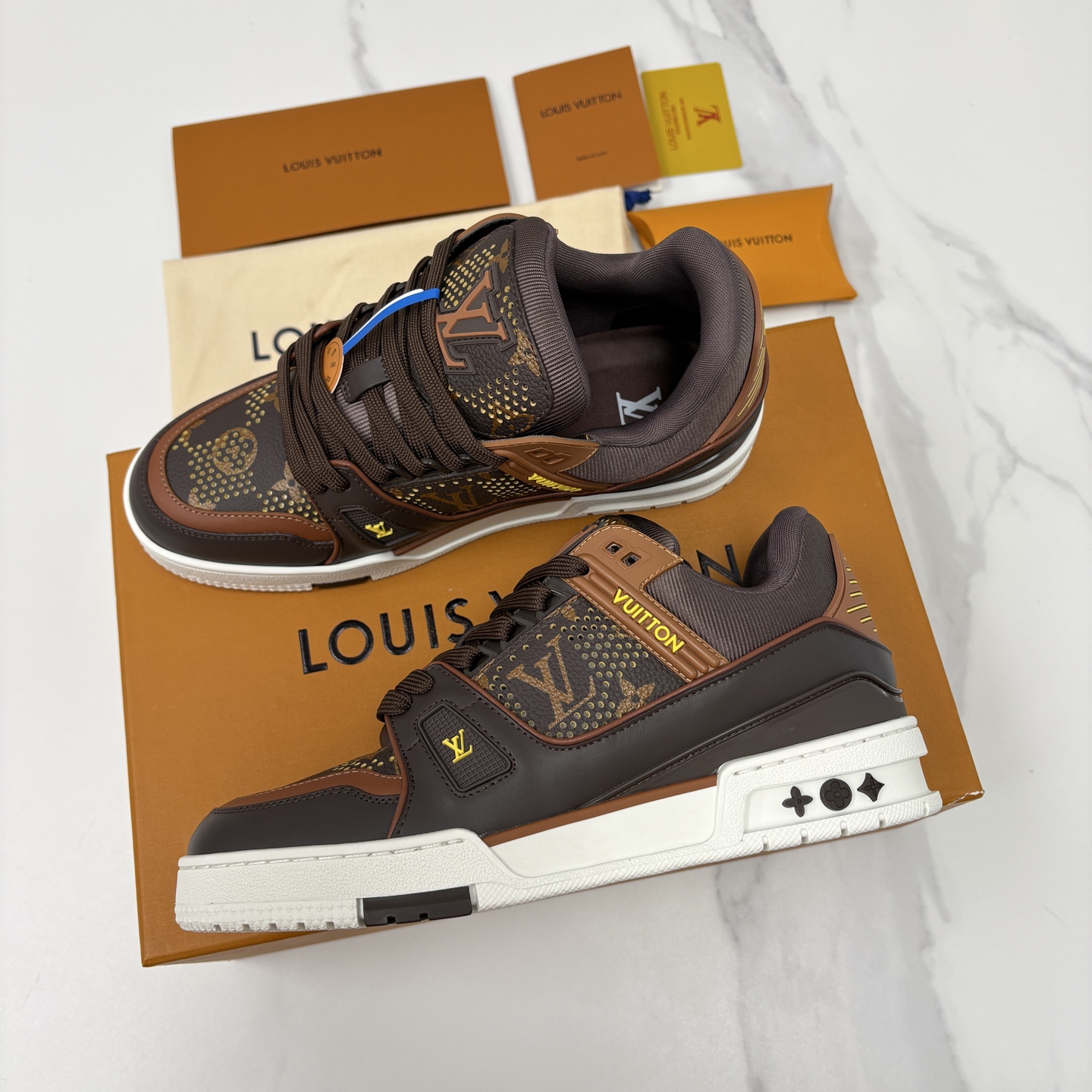 💋💍L家新品 L*V 路易~当季新品上架 TRAINER 系列运动鞋 官方 10,600 奢潮交融的复古运动 💋💍L家新品 L*V 路易~当季新品上架 TRAINER 系列运动鞋 官方 10,600 奢潮交融的复古运动