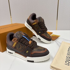 💋💍L家新品 L*V 路易~当季新品上架 TRAINER 系列运动鞋 官方 10,600 奢潮交融的复古运动 💋💍L家新品 L*V 路易~当季新品上架 TRAINER 系列运动鞋 官方 10,600 奢潮交融的复古运动