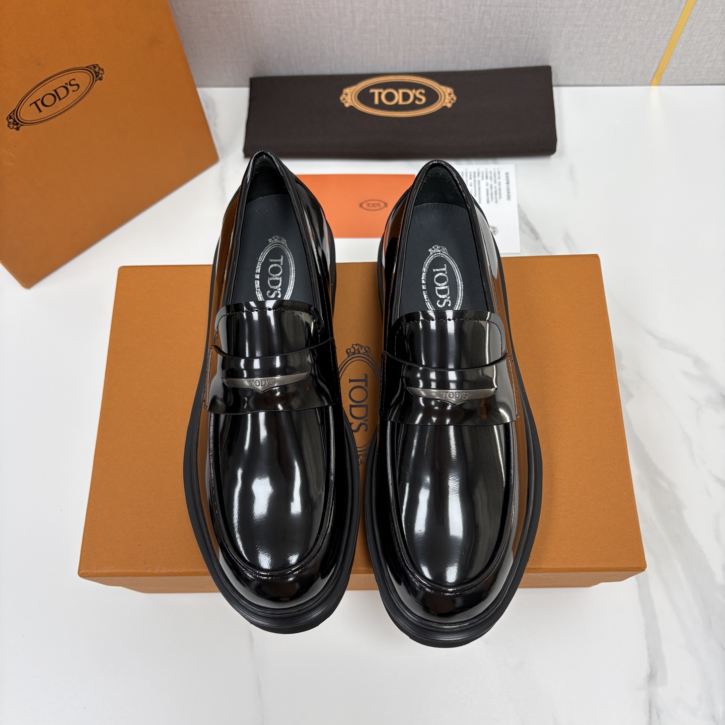 NO:956654,TOD*S new leather thick-soled loafers. Official price RMB 6.300. These loafers are made of elegant open-edge pearlescent leather/imported Napa cowhide, embellished with classic T-buckles, exquisite horizontal bars and branded metal round buckles placed inside the horizontal bars. Exquisite exposed hand-stitching. Water-dyed cowhide lining. Insole decorated with brand logo. Cowhide insole enhances comfort.  Original rubber foam combination welt, non-slip, lightweight outsole, urban fashion meets exquisite craftsmanship, showing elegant details everywhere. Standard counter size 38～44# (45 customized) batch buy now, Tod's, loafers,cowhide19860909TOD*S 托德-斯 新品皮革厚底乐福鞋 官方售价 RMB 6.300 本款乐福鞋以雅致的开边珠亮皮革/进口Napa牛皮制成,点缀经典 T 扣,精巧横条和品牌金属圆形饰扣置于横条内 精致外露手工缝线 水染牛皮内里 鞋垫饰品牌logo标识 牛皮鞋垫增强舒适性能 原版橡胶发泡组合沿条防滑轻质大底都市时尚邂逅精湛工艺,处处彰显雅致细节. 标准专柜码数38～44#（45定做） 批 立即抢购,,Tod's,loafers,cowhide,Men's shoes