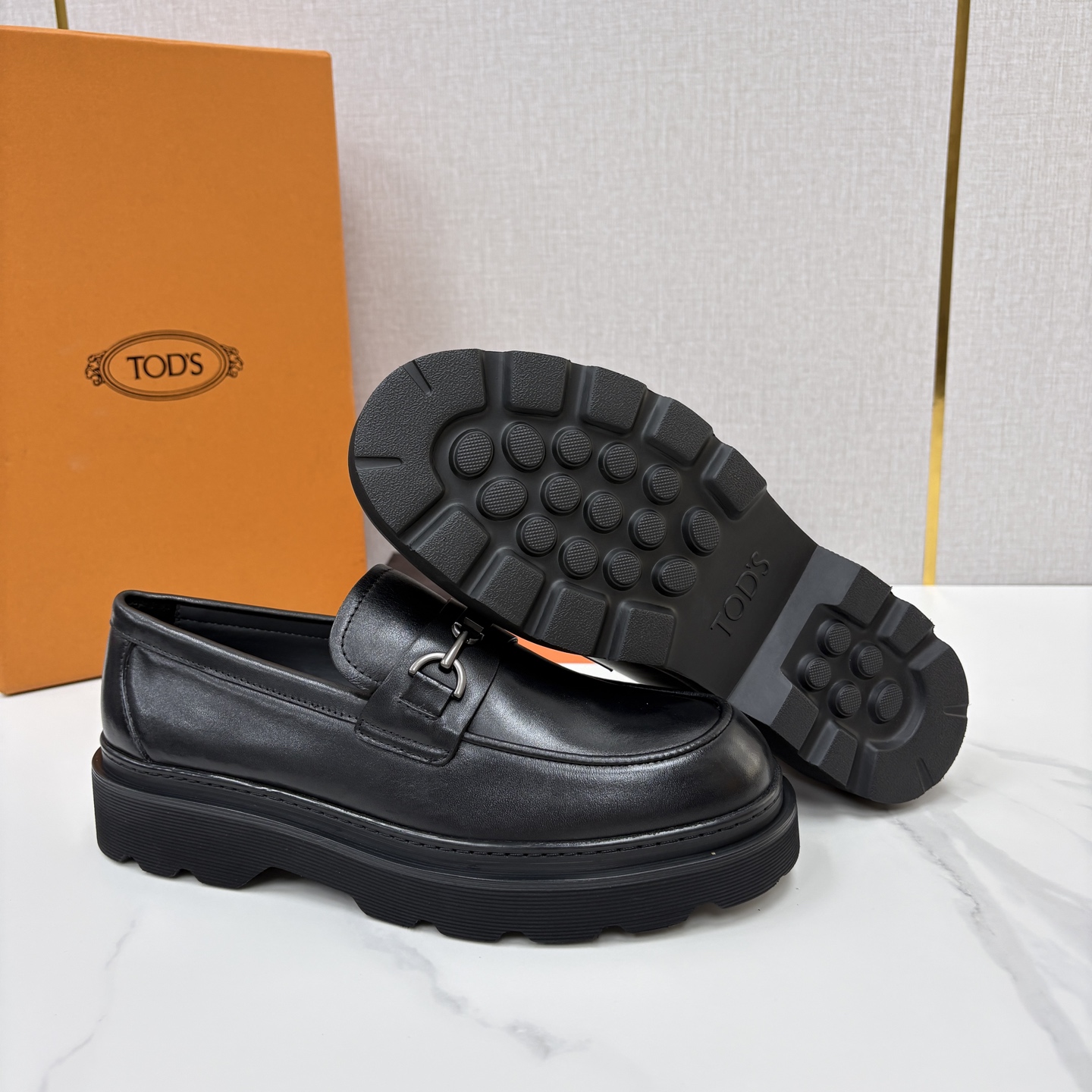 💋💍 TOD*S  托德-斯  新品皮革厚底乐福鞋  官方   6.300  本款乐福鞋以雅致的开边珠亮皮革/进口Nap