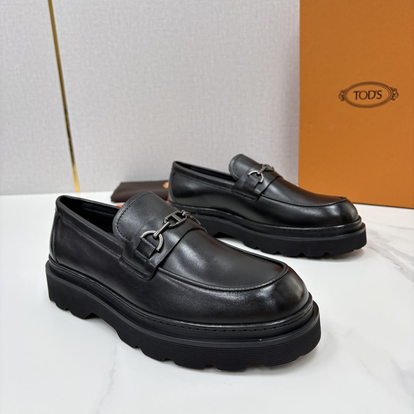 💋💍 TOD*S  托德-斯  新品皮革厚底乐福鞋  官方   6.300  本款乐福鞋以雅致的开边珠亮皮革/进口Nap