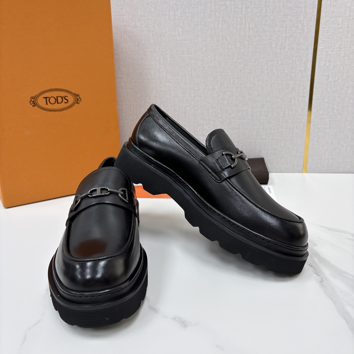 💋💍 TOD*S  托德-斯  新品皮革厚底乐福鞋  官方   6.300  本款乐福鞋以雅致的开边珠亮皮革/进口Nap