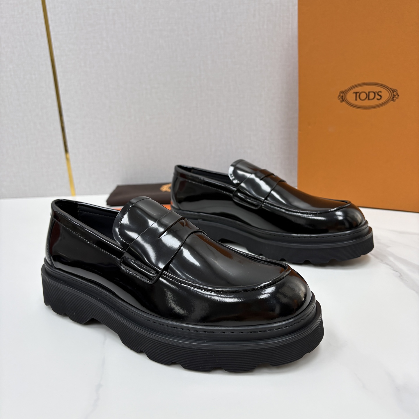 💋💍 TOD*S  托德-斯  新品皮革厚底乐福鞋  官方   6.300  本款乐福鞋以雅致的开边珠亮皮革/进口Nap