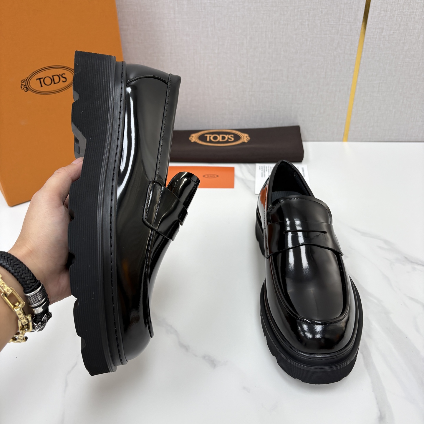 💋💍 TOD*S  托德-斯  新品皮革厚底乐福鞋  官方   6.300  本款乐福鞋以雅致的开边珠亮皮革/进口Nap