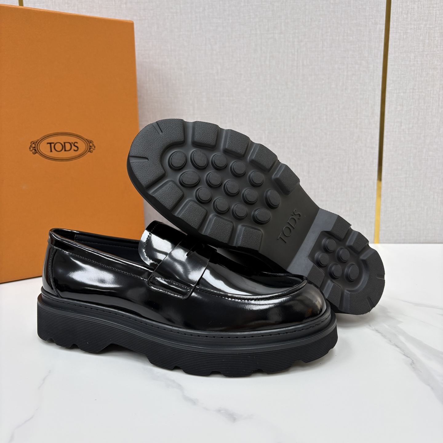 💋💍 TOD*S  托德-斯  新品皮革厚底乐福鞋  官方   6.300  本款乐福鞋以雅致的开边珠亮皮革/进口Nap