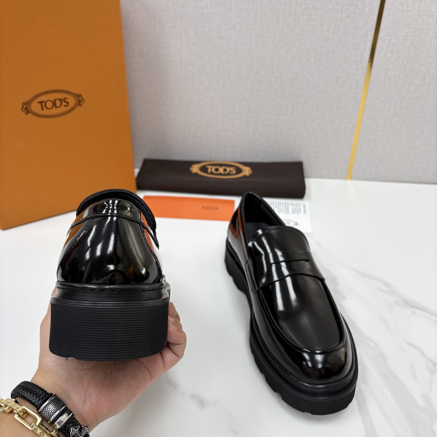 💋💍 TOD*S  托德-斯  新品皮革厚底乐福鞋  官方   6.300  本款乐福鞋以雅致的开边珠亮皮革/进口Nap