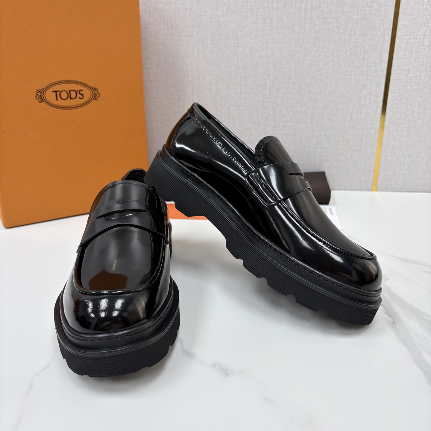 💋💍 TOD*S  托德-斯  新品皮革厚底乐福鞋  官方   6.300  本款乐福鞋以雅致的开边珠亮皮革/进口Nap