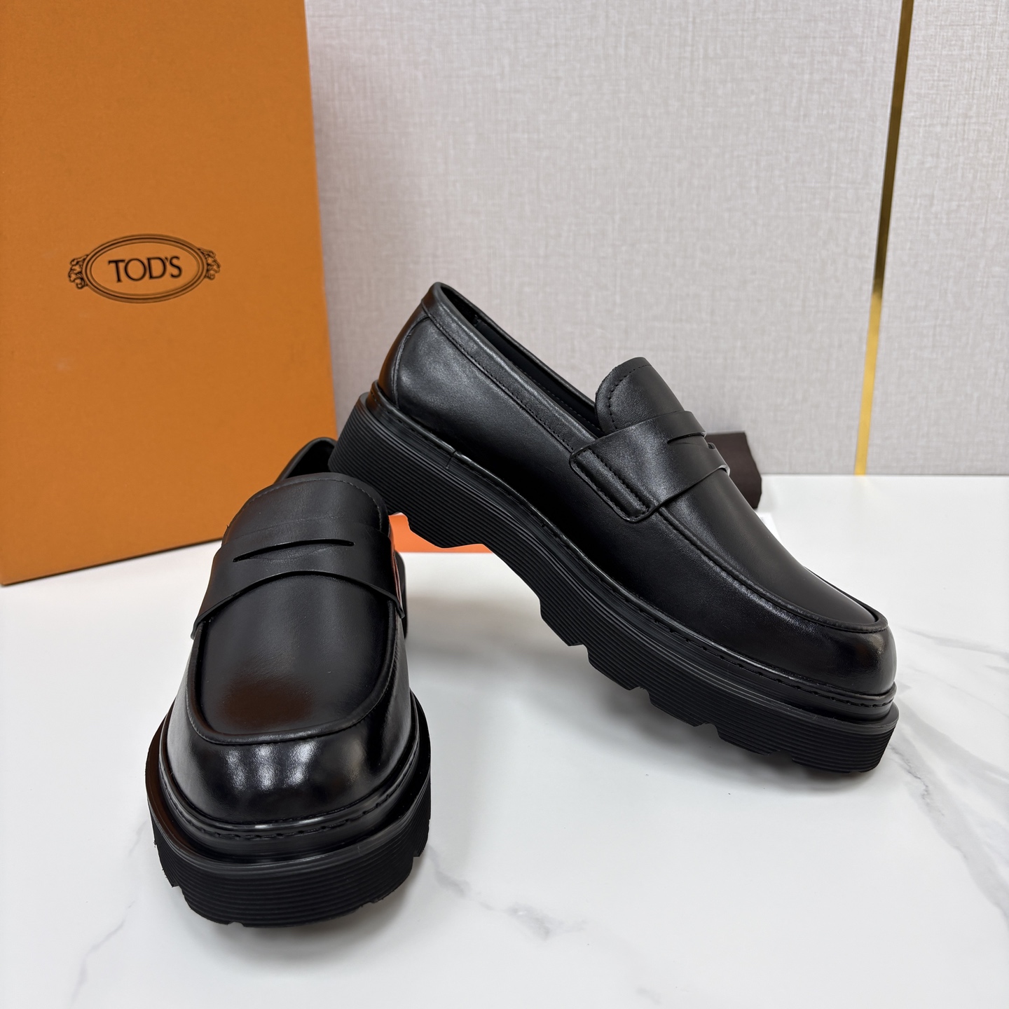 💋💍 TOD*S  托德-斯  新品皮革厚底乐福鞋  官方   6.300  本款乐福鞋以雅致的开边珠亮皮革/进口Nap