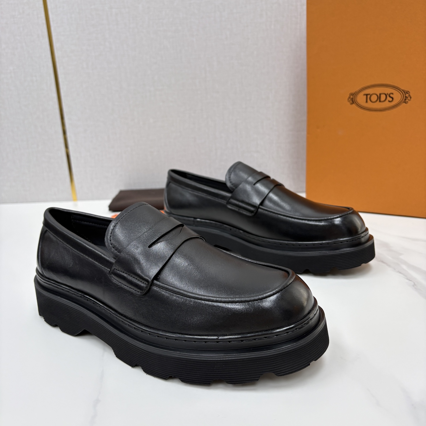 💋💍 TOD*S  托德-斯  新品皮革厚底乐福鞋  官方   6.300  本款乐福鞋以雅致的开边珠亮皮革/进口Nap