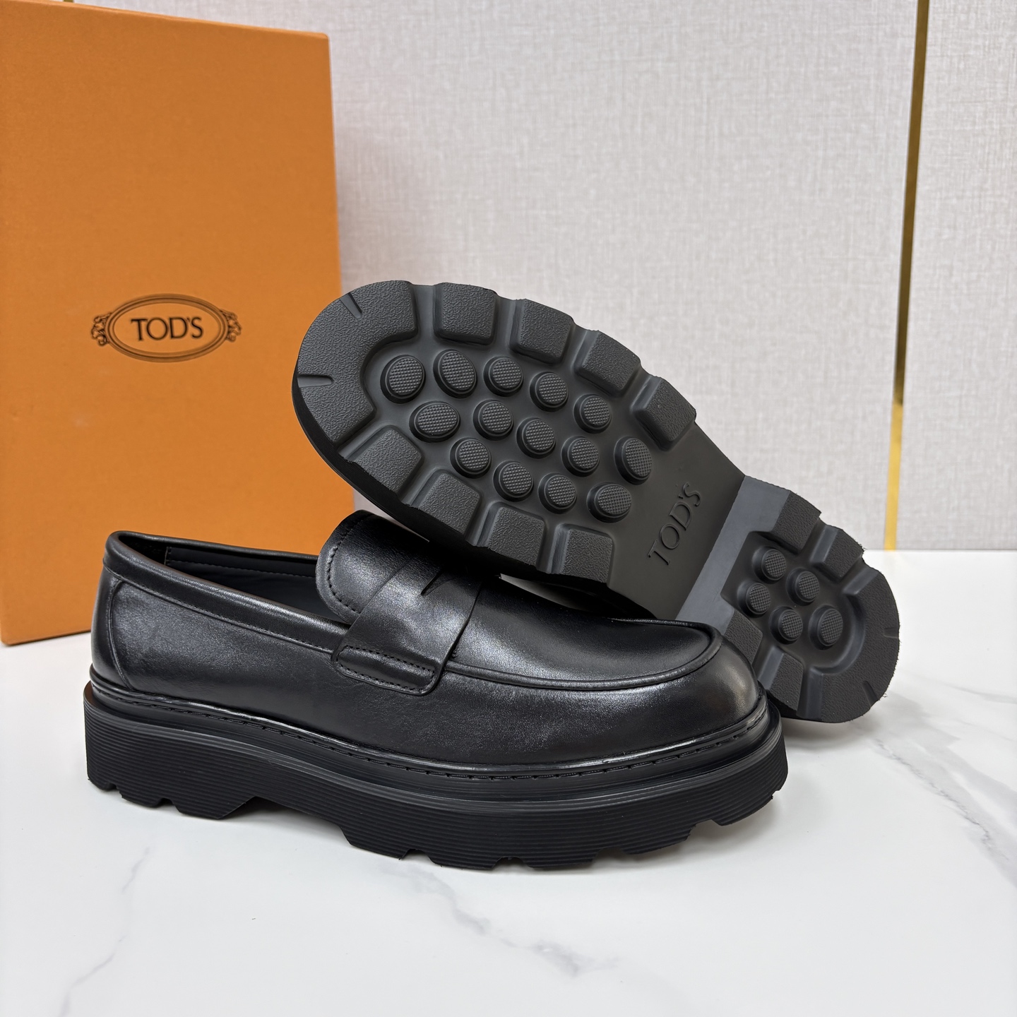 💋💍 TOD*S  托德-斯  新品皮革厚底乐福鞋  官方   6.300  本款乐福鞋以雅致的开边珠亮皮革/进口Nap