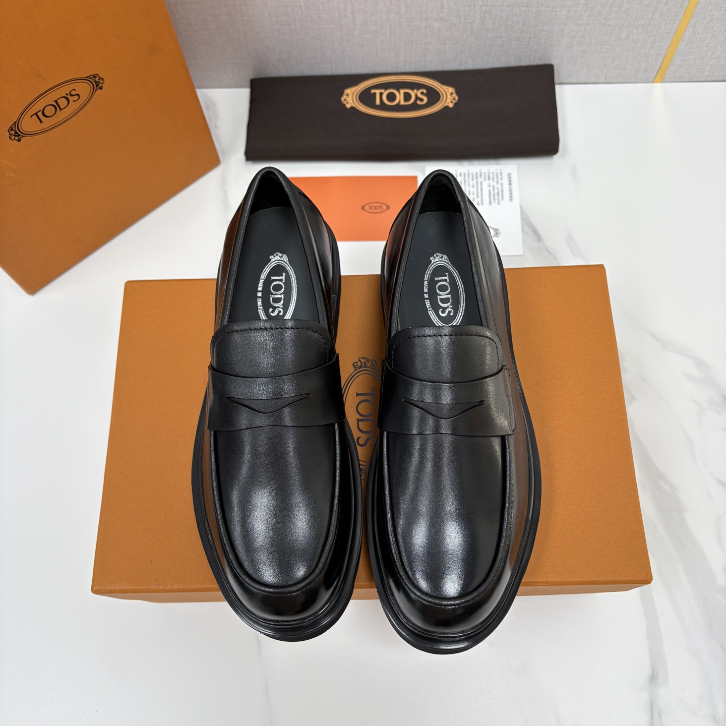 NO:956189,TOD*S new leather thick-soled loafers. Official price RMB 6.300. These loafers are made of elegant open-edge pearlescent leather/imported Napa cowhide, embellished with classic T-buckles, exquisite horizontal bars and branded metal round buckles placed inside the horizontal bars. Exquisite exposed hand-stitching. Water-dyed cowhide lining. Insole decorated with brand logo. Cowhide insole enhances comfort.  Original rubber foam combination welt non-slip lightweight outsole, urban fashion meets exquisite craftsmanship, showing elegant details everywhere. Standard counter size 38~44# (45 customized) batch buy now buy now, Tod's, loafers,cowhide19860909TOD*S 托德-斯 新品皮革厚底乐福鞋 官方售价 RMB 6.300 本款乐福鞋以雅致的开边珠亮皮革/进口Napa牛皮制成,点缀经典 T 扣,精巧横条和品牌金属圆形饰扣置于横条内 精致外露手工缝线 水染牛皮内里 鞋垫饰品牌logo标识 牛皮鞋垫增强舒适性能 原版橡胶发泡组合沿条防滑轻质大底都市时尚邂逅精湛工艺,处处彰显雅致细节. 标准专柜码数38～44#（45定做） 批 立即抢购 立即抢购,,Tod's,loafers,cowhide,Men's shoes