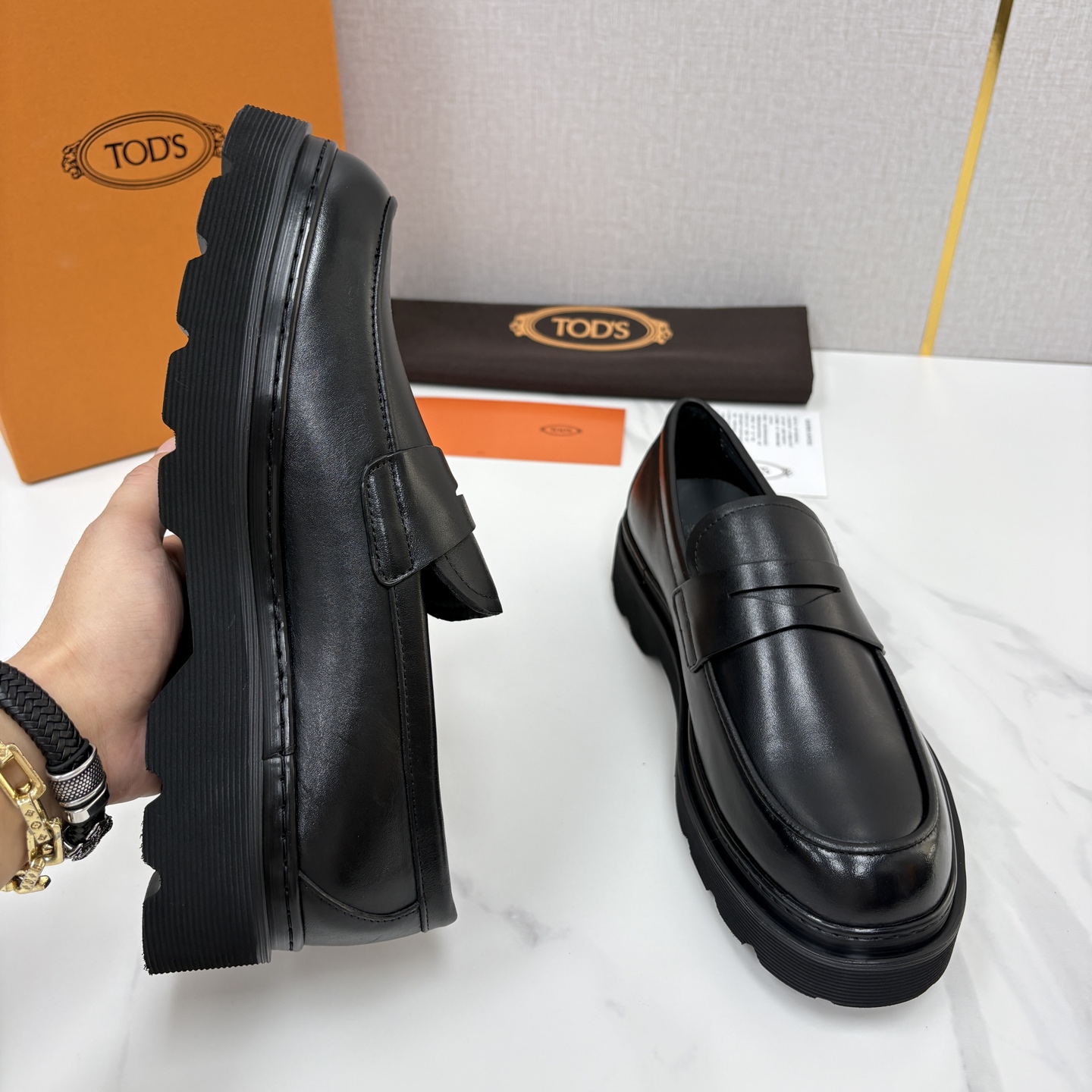 💋💍 TOD*S  托德-斯  新品皮革厚底乐福鞋  官方   6.300  本款乐福鞋以雅致的开边珠亮皮革/进口Nap