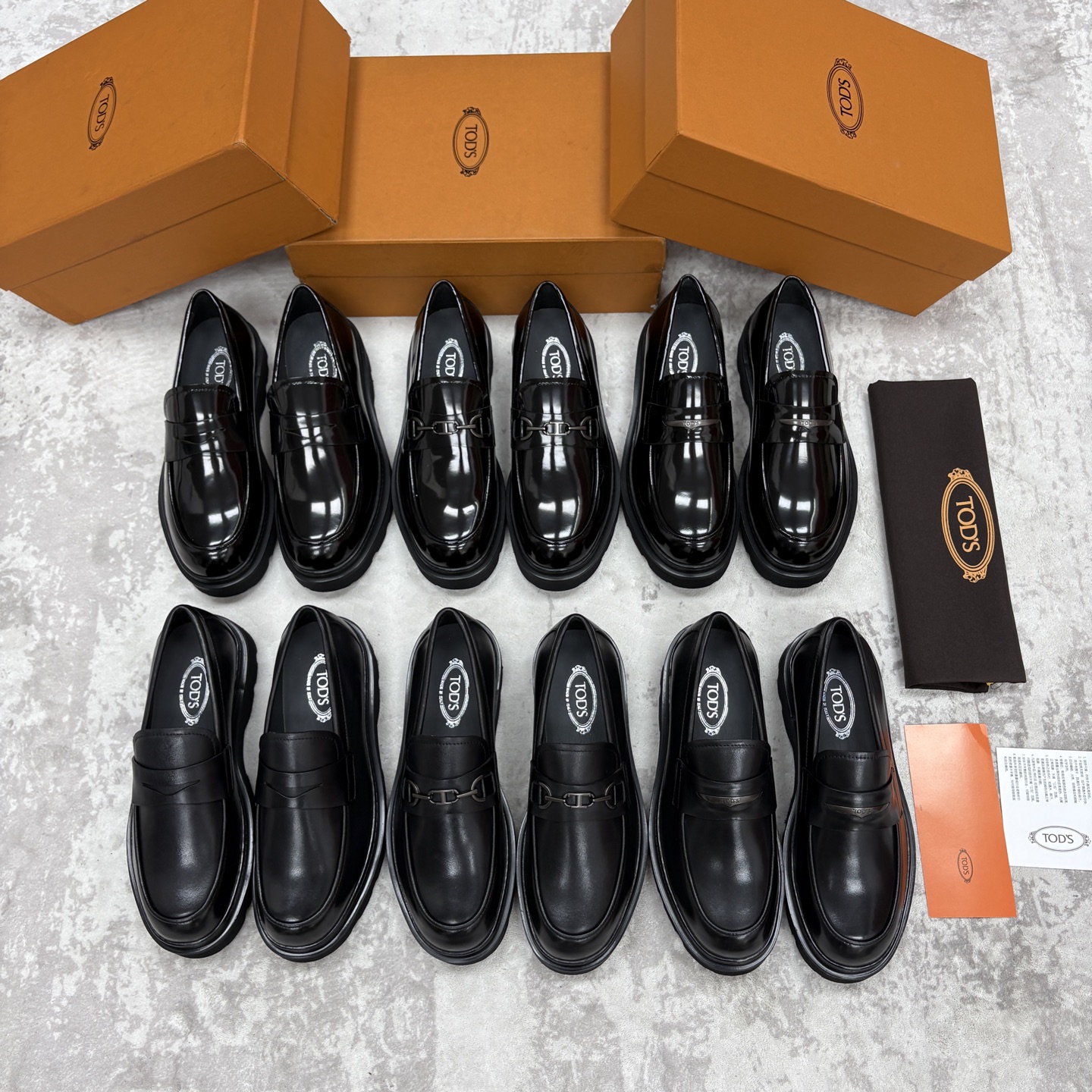 NO:956665,TOD*S new leather thick-soled loafers. Official price RMB 6.300. These loafers are made of elegant open-edge pearlescent leather/imported Napa cowhide, embellished with classic T-buckles, exquisite horizontal bars and branded metal round buckles placed inside the horizontal bars. Exquisite exposed hand-stitching. Water-dyed cowhide lining. Insole decorated with brand logo. Cowhide insole enhances comfort.  Original rubber foam combination welt non-slip lightweight outsole, urban fashion meets exquisite craftsmanship, showing elegant details everywhere. Standard counter size 38~44# (45 customized) batch buy now buy now, Tod's, loafers,cowhide19860909TOD*S 托德-斯 新品皮革厚底乐福鞋 官方售价 RMB 6.300 本款乐福鞋以雅致的开边珠亮皮革/进口Napa牛皮制成,点缀经典 T 扣,精巧横条和品牌金属圆形饰扣置于横条内 精致外露手工缝线 水染牛皮内里 鞋垫饰品牌logo标识 牛皮鞋垫增强舒适性能 原版橡胶发泡组合沿条防滑轻质大底都市时尚邂逅精湛工艺,处处彰显雅致细节. 标准专柜码数38～44#（45定做） 批 立即抢购 立即抢购,,Tod's,loafers,cowhide,Men's shoes