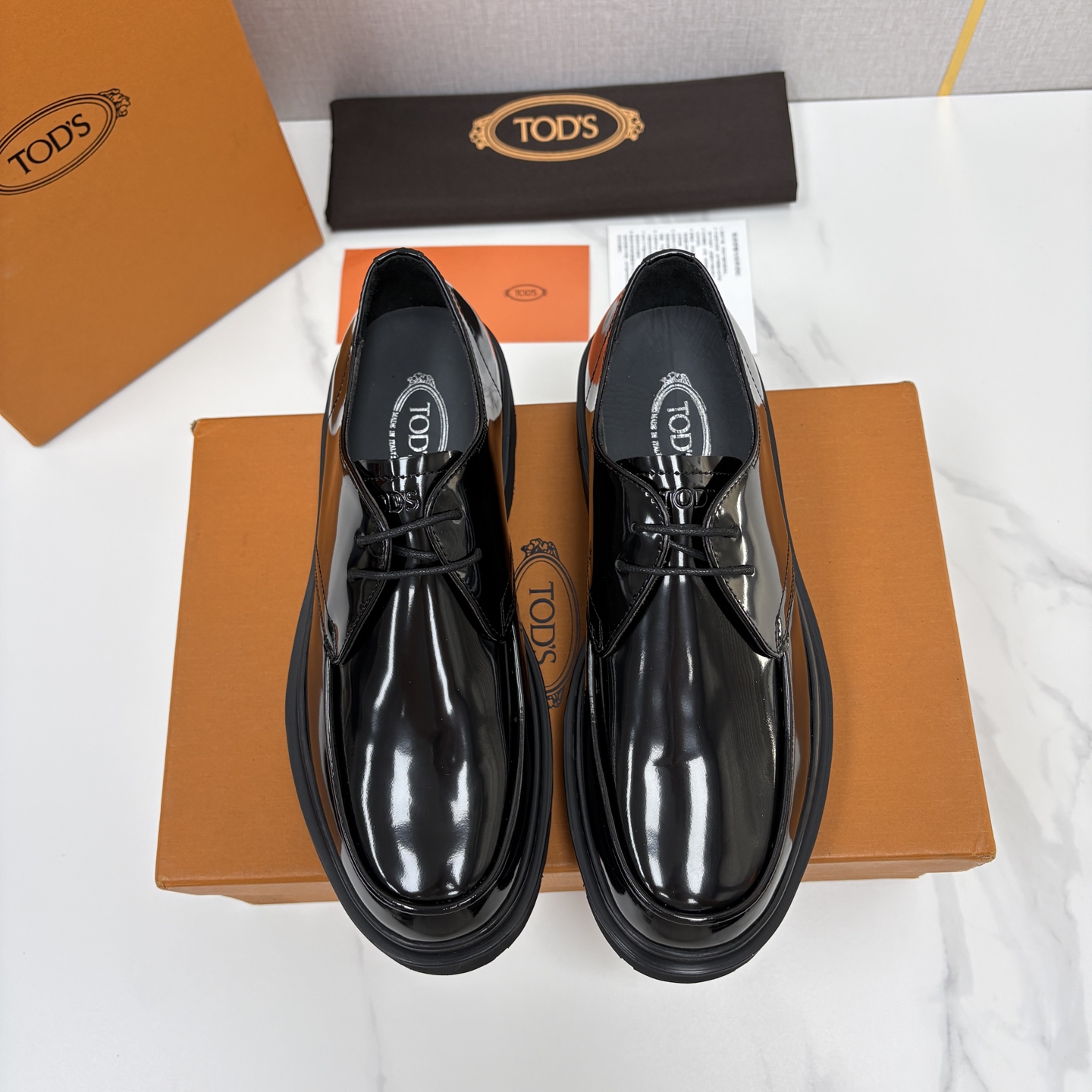 NO:956197,TOD*S new leather thick-soled monk derby shoes, official price RMB 6.300. This loafer is made of elegant open-edge pearlescent leather/imported Napa cowhide, embellished with classic T buckle, exquisite horizontal bars and branded metal round buckles placed inside the horizontal bars. Exquisite exposed hand stitching. Water-dyed cowhide lining. Insole decorated with brand logo. Cowhide insole enhances comfort.  Original rubber foam combination welt non-slip lightweight outsole, urban fashion meets exquisite craftsmanship, showing elegant details everywhere. Standard counter size 38~44# (45 customized) batch buy now buy now, Tod's, loafers,cowhide19860909TOD*S 托德-斯 新品皮革厚底僧侣德比鞋 官方售价 RMB 6.300 本款乐福鞋以雅致的开边珠亮皮革/进口Napa牛皮制成,点缀经典 T 扣,精巧横条和品牌金属圆形饰扣置于横条内 精致外露手工缝线 水染牛皮内里 鞋垫饰品牌logo标识 牛皮鞋垫增强舒适性能 原版橡胶发泡组合沿条防滑轻质大底都市时尚邂逅精湛工艺,处处彰显雅致细节. 标准专柜码数38～44#（45定做） 批 立即抢购 立即抢购,,Tod's,loafers,cowhide,Men's shoes