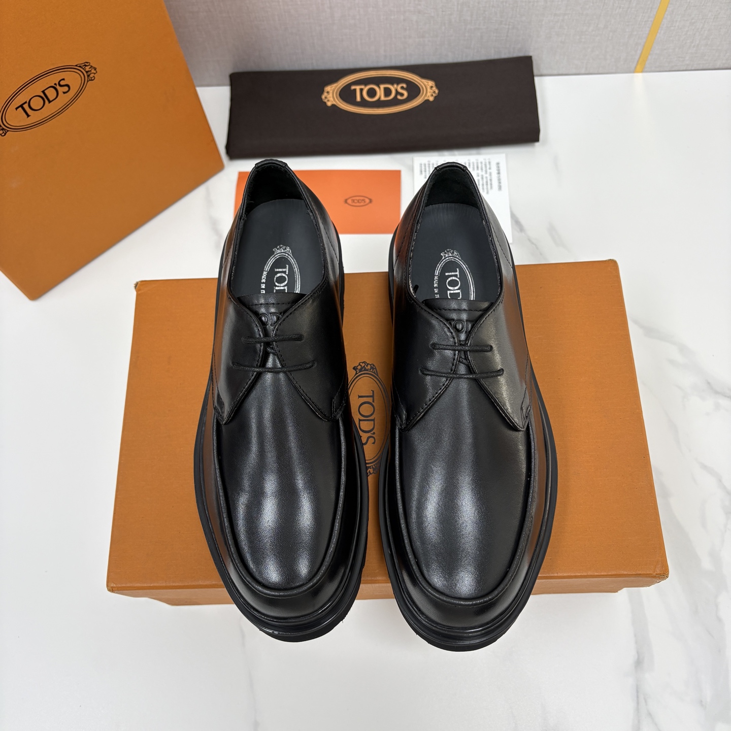 NO:956205,TOD*S new leather thick-soled monk derby shoes, official price RMB 6.300. This loafer is made of elegant open-edge pearlescent leather/imported Napa cowhide, embellished with classic T buckle, exquisite horizontal bars and branded metal round buckles placed inside the horizontal bars. Exquisite exposed hand stitching. Water-dyed cowhide lining. Insole decorated with brand logo. Cowhide insole enhances comfort.  Original rubber foam combination welt non-slip lightweight outsole, urban fashion meets exquisite craftsmanship, showing elegant details everywhere. Standard counter size 38~44# (45 customized) batch buy now buy now buy now,,Tod's,loafers,cowhide19860909TOD*S 托德-斯 新品皮革厚底僧侣德比鞋 官方售价 RMB 6.300 本款乐福鞋以雅致的开边珠亮皮革/进口Napa牛皮制成,点缀经典 T 扣,精巧横条和品牌金属圆形饰扣置于横条内 精致外露手工缝线 水染牛皮内里 鞋垫饰品牌logo标识 牛皮鞋垫增强舒适性能 原版橡胶发泡组合沿条防滑轻质大底都市时尚邂逅精湛工艺,处处彰显雅致细节. 标准专柜码数38～44#（45定做） 批 立即抢购 立即抢购 立即抢购,,Tod's,loafers,cowhide,Men's shoes