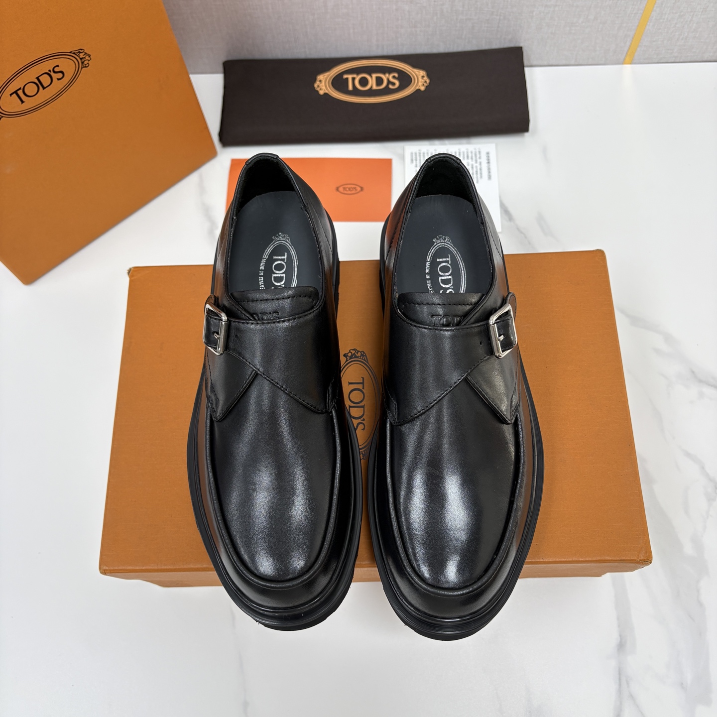 NO:956213,TOD*S new leather thick-soled monk derby shoes, official price RMB 6.300. This loafer is made of elegant open-edge pearlescent leather/imported Napa cowhide, embellished with classic T buckle, exquisite horizontal bars and branded metal round buckles placed inside the horizontal bars. Exquisite exposed hand stitching. Water-dyed cowhide lining. Insole decorated with brand logo. Cowhide insole enhances comfort.  Original rubber foam combination welt, non-slip, lightweight outsole, urban fashion meets exquisite craftsmanship, showing elegant details everywhere. Standard counter size 38～44# (45 customized) batch buy now, Tod's, loafers,cowhide19860909TOD*S 托德-斯 新品皮革厚底僧侣德比鞋 官方售价 RMB 6.300 本款乐福鞋以雅致的开边珠亮皮革/进口Napa牛皮制成,点缀经典 T 扣,精巧横条和品牌金属圆形饰扣置于横条内 精致外露手工缝线 水染牛皮内里 鞋垫饰品牌logo标识 牛皮鞋垫增强舒适性能 原版橡胶发泡组合沿条防滑轻质大底都市时尚邂逅精湛工艺,处处彰显雅致细节. 标准专柜码数38～44#（45定做） 批 立即抢购,,Tod's,loafers,cowhide,Men's shoes