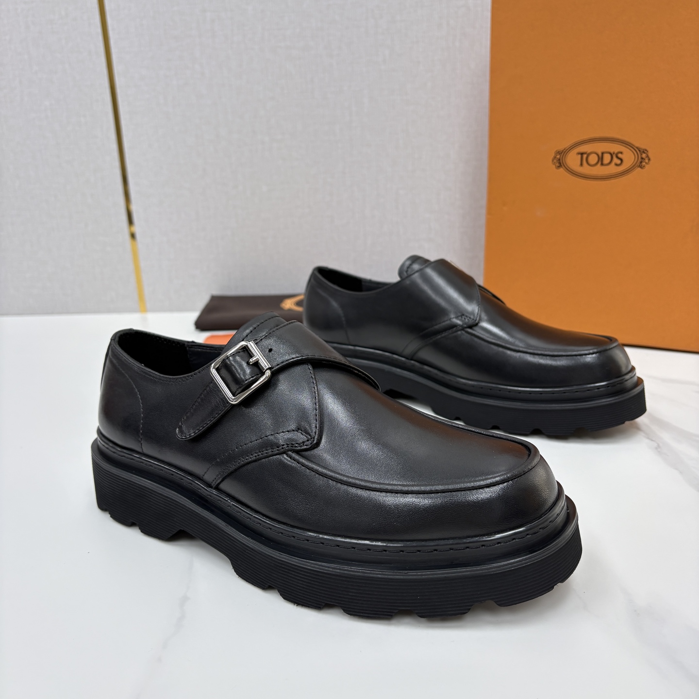 💋💍 TOD*S  托德-斯  新品皮革厚底僧侣德比鞋  官方   6.300  本款乐福鞋以雅致的开边珠亮皮革/进口N