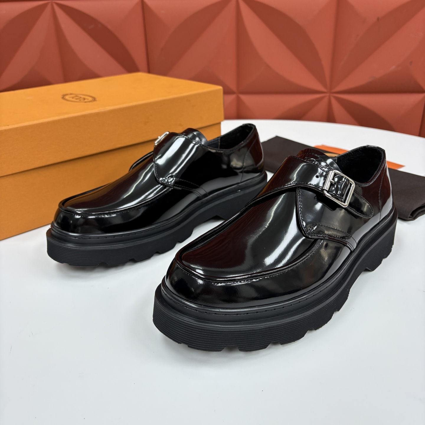 💋💍 TOD*S  托德-斯  新品皮革厚底僧侣德比鞋  官方   6.300  本款乐福鞋以雅致的开边珠亮皮革/进口N