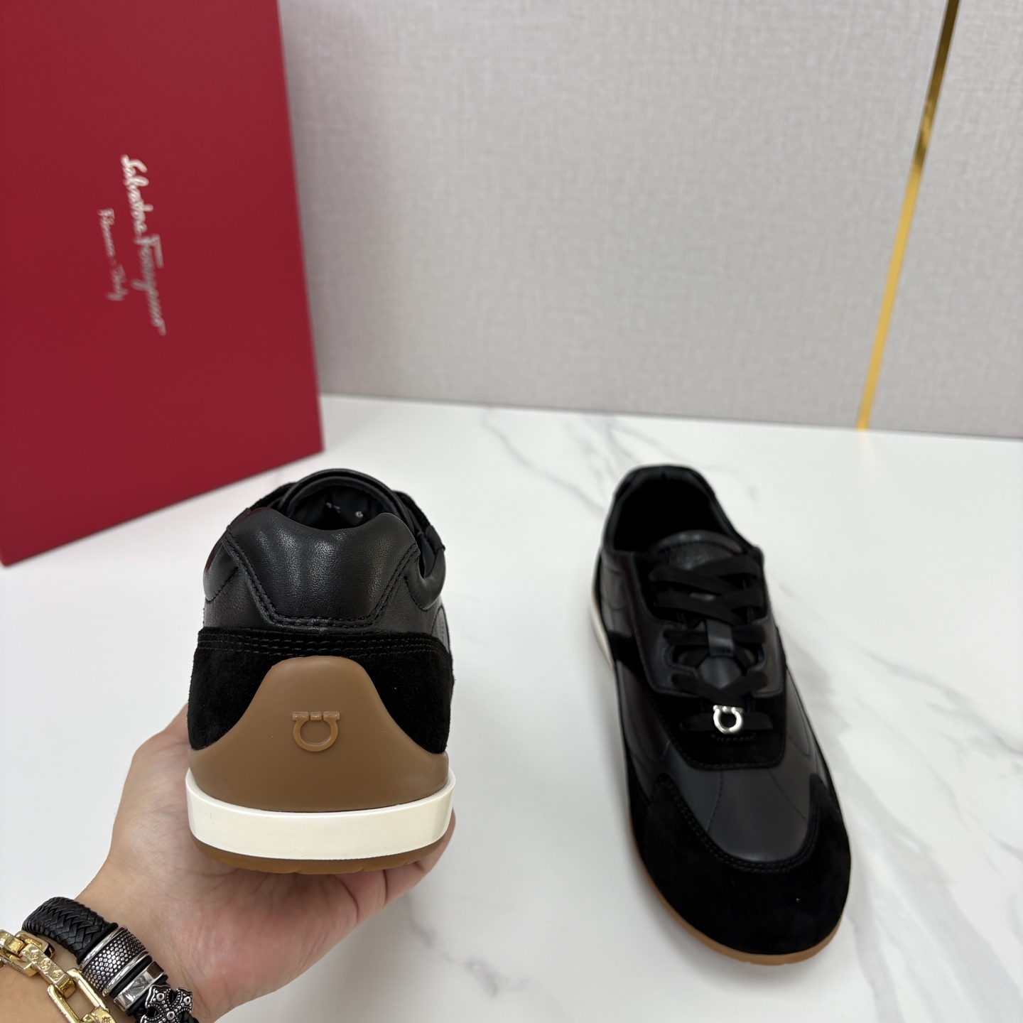 💋💍SF家新品 Ferragam* 菲拉~ 新款休闲运动鞋 官方 7,800 采用意大利进口光面牛皮+翻毛牛皮 💋💍SF家新品 Ferragam* 菲拉~ 新款休闲运动鞋 官方 7,800 采用意大利进口光面牛皮+翻毛牛皮