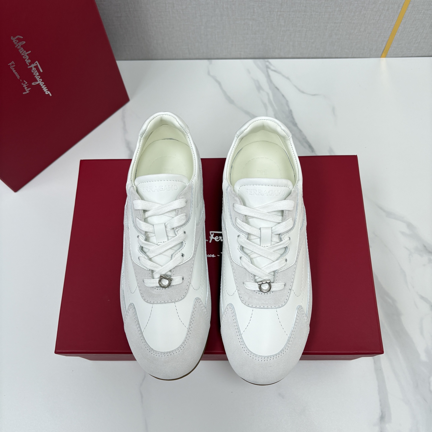 💋💍SF家新品  Ferragam* 菲拉～ 新款休闲运动鞋   官方  7,800  采用意大利进口光面牛皮+翻毛牛皮