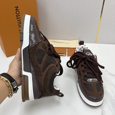 💋💍L家新品 SKATE 复古情侣款运动鞋面包鞋 官方 11,100 本款 L*V Skate 运动鞋以缤纷细节 💋💍L家新品 SKATE 复古情侣款运动鞋面包鞋 官方 11,100 本款 L*V Skate 运动鞋以缤纷细节