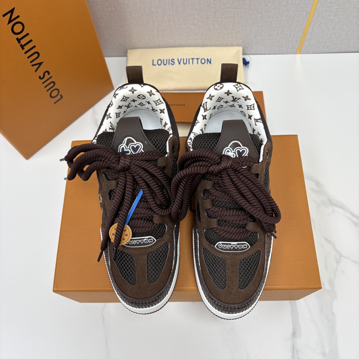 💋💍L家新品  SKATE 复古情侣款运动鞋面包鞋  官方 11,100   本款 L*V Skate 运动鞋以缤纷细节