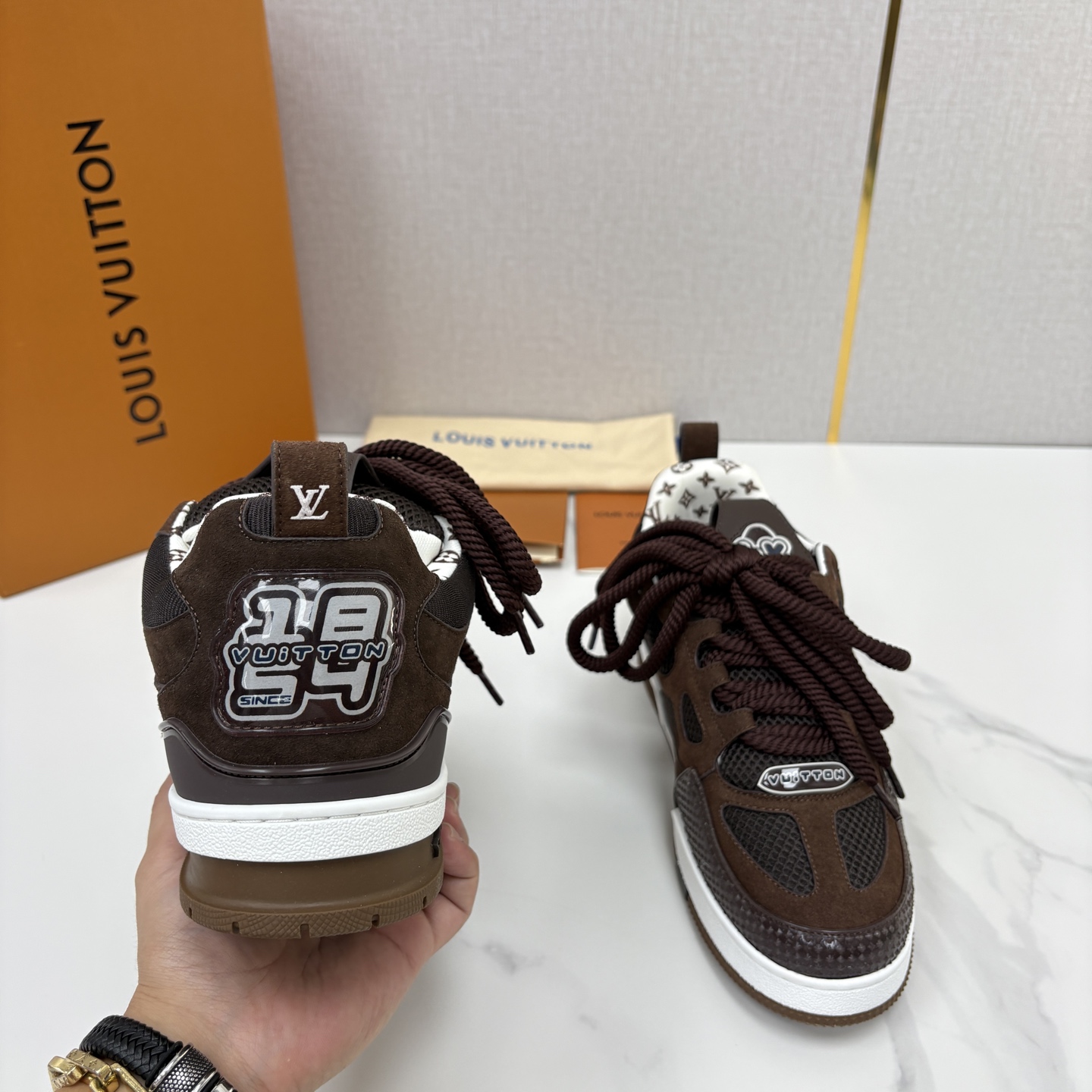 💋💍L家新品 SKATE 复古情侣款运动鞋面包鞋 官方 11,100 本款 L*V Skate 运动鞋以缤纷细节 💋💍L家新品 SKATE 复古情侣款运动鞋面包鞋 官方 11,100 本款 L*V Skate 运动鞋以缤纷细节