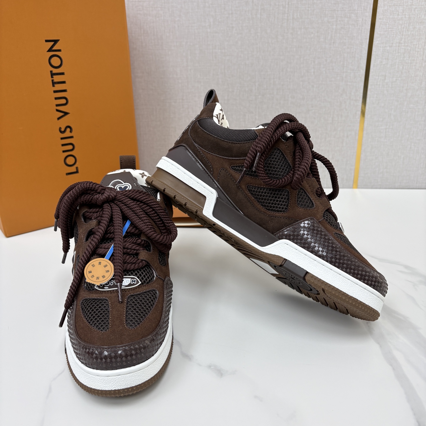 💋💍L家新品 SKATE 复古情侣款运动鞋面包鞋 官方 11,100 本款 L*V Skate 运动鞋以缤纷细节 💋💍L家新品 SKATE 复古情侣款运动鞋面包鞋 官方 11,100 本款 L*V Skate 运动鞋以缤纷细节