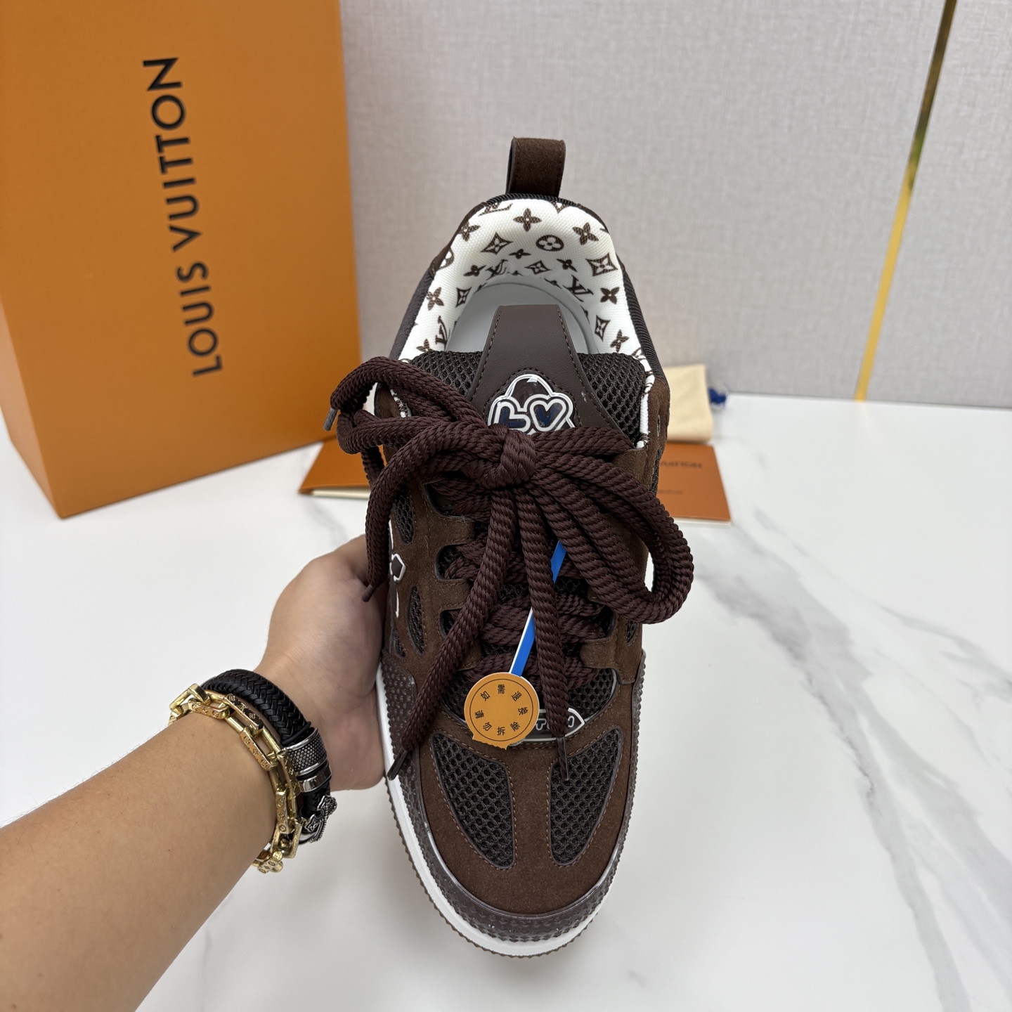 💋💍L家新品 SKATE 复古情侣款运动鞋面包鞋 官方 11,100 本款 L*V Skate 运动鞋以缤纷细节 💋💍L家新品 SKATE 复古情侣款运动鞋面包鞋 官方 11,100 本款 L*V Skate 运动鞋以缤纷细节