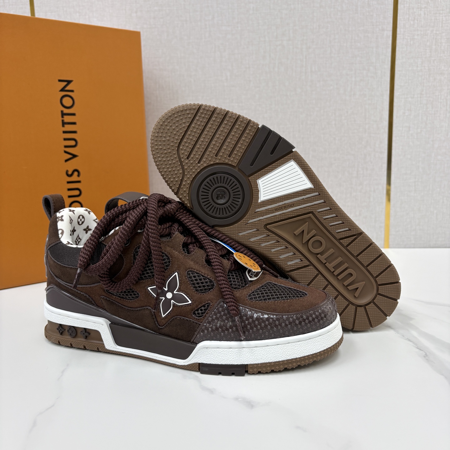 💋💍L家新品 SKATE 复古情侣款运动鞋面包鞋 官方 11,100 本款 L*V Skate 运动鞋以缤纷细节 💋💍L家新品 SKATE 复古情侣款运动鞋面包鞋 官方 11,100 本款 L*V Skate 运动鞋以缤纷细节