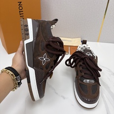 💋💍L家新品 SKATE 复古情侣款运动鞋面包鞋 官方 11,100 本款 L*V Skate 运动鞋以缤纷细节 💋💍L家新品 SKATE 复古情侣款运动鞋面包鞋 官方 11,100 本款 L*V Skate 运动鞋以缤纷细节