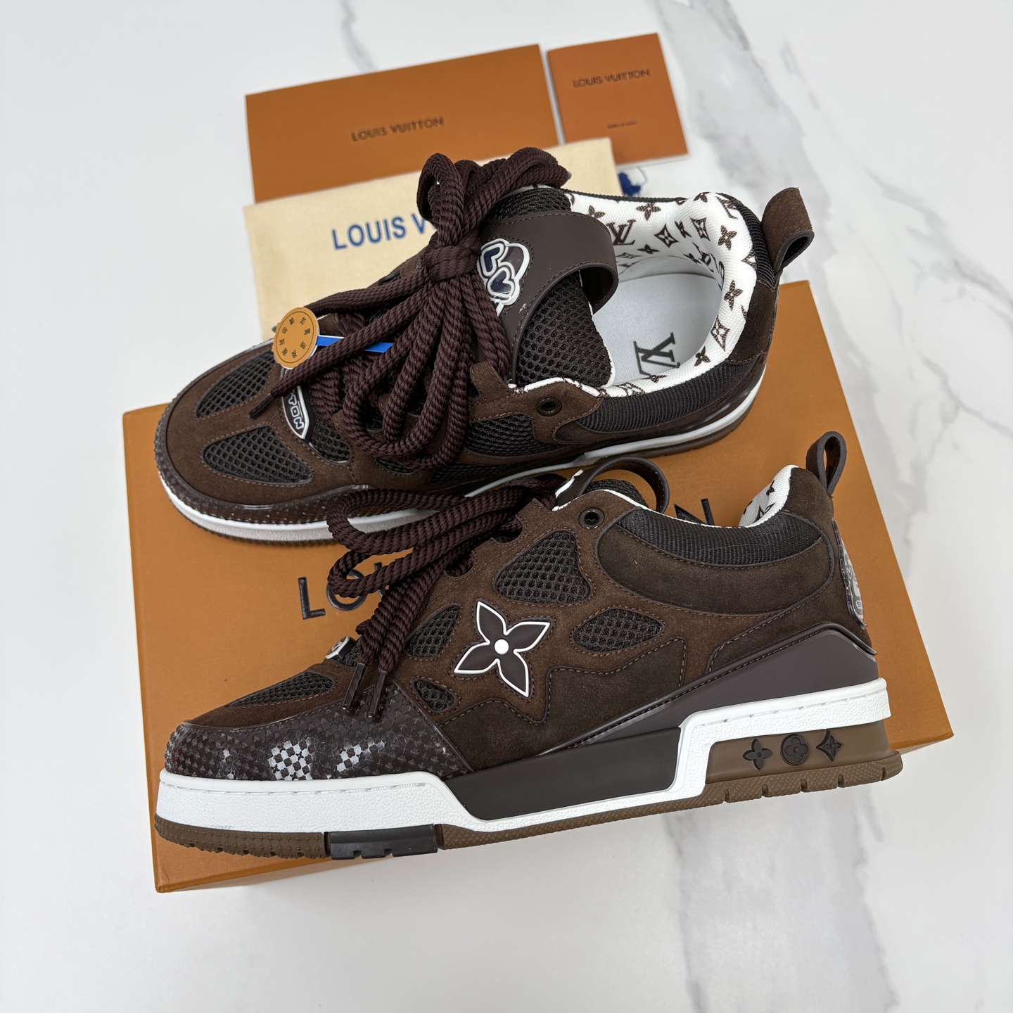 💋💍L家新品 SKATE 复古情侣款运动鞋面包鞋 官方 11,100 本款 L*V Skate 运动鞋以缤纷细节 💋💍L家新品 SKATE 复古情侣款运动鞋面包鞋 官方 11,100 本款 L*V Skate 运动鞋以缤纷细节