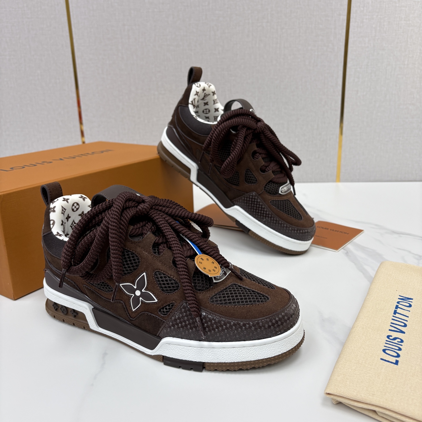 💋💍L家新品 SKATE 复古情侣款运动鞋面包鞋 官方 11,100 本款 L*V Skate 运动鞋以缤纷细节 💋💍L家新品 SKATE 复古情侣款运动鞋面包鞋 官方 11,100 本款 L*V Skate 运动鞋以缤纷细节