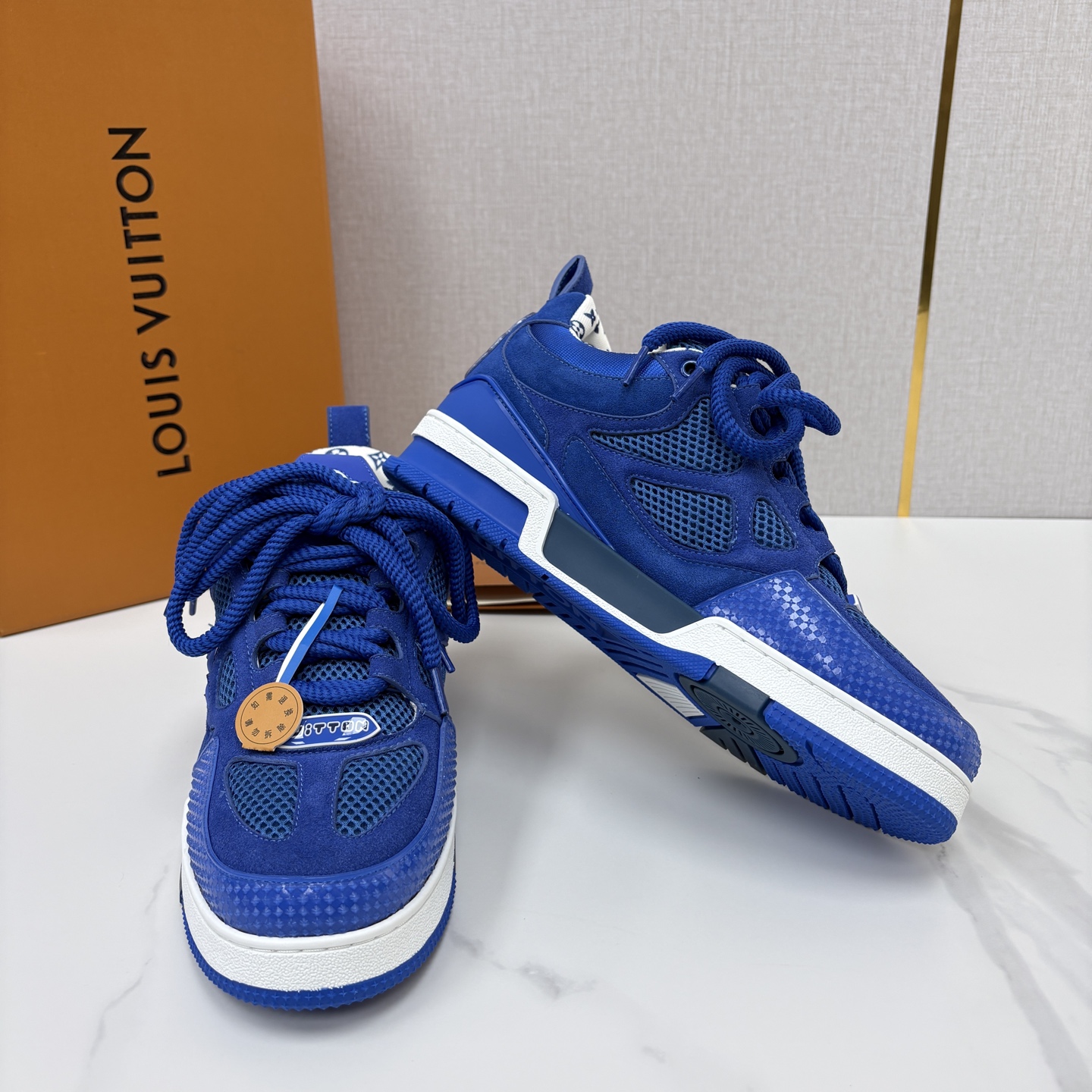 💋💍L家新品 SKATE 复古情侣款运动鞋面包鞋 官方 11,100 本款 L*V Skate 运动鞋以缤纷细节 💋💍L家新品 SKATE 复古情侣款运动鞋面包鞋 官方 11,100 本款 L*V Skate 运动鞋以缤纷细节