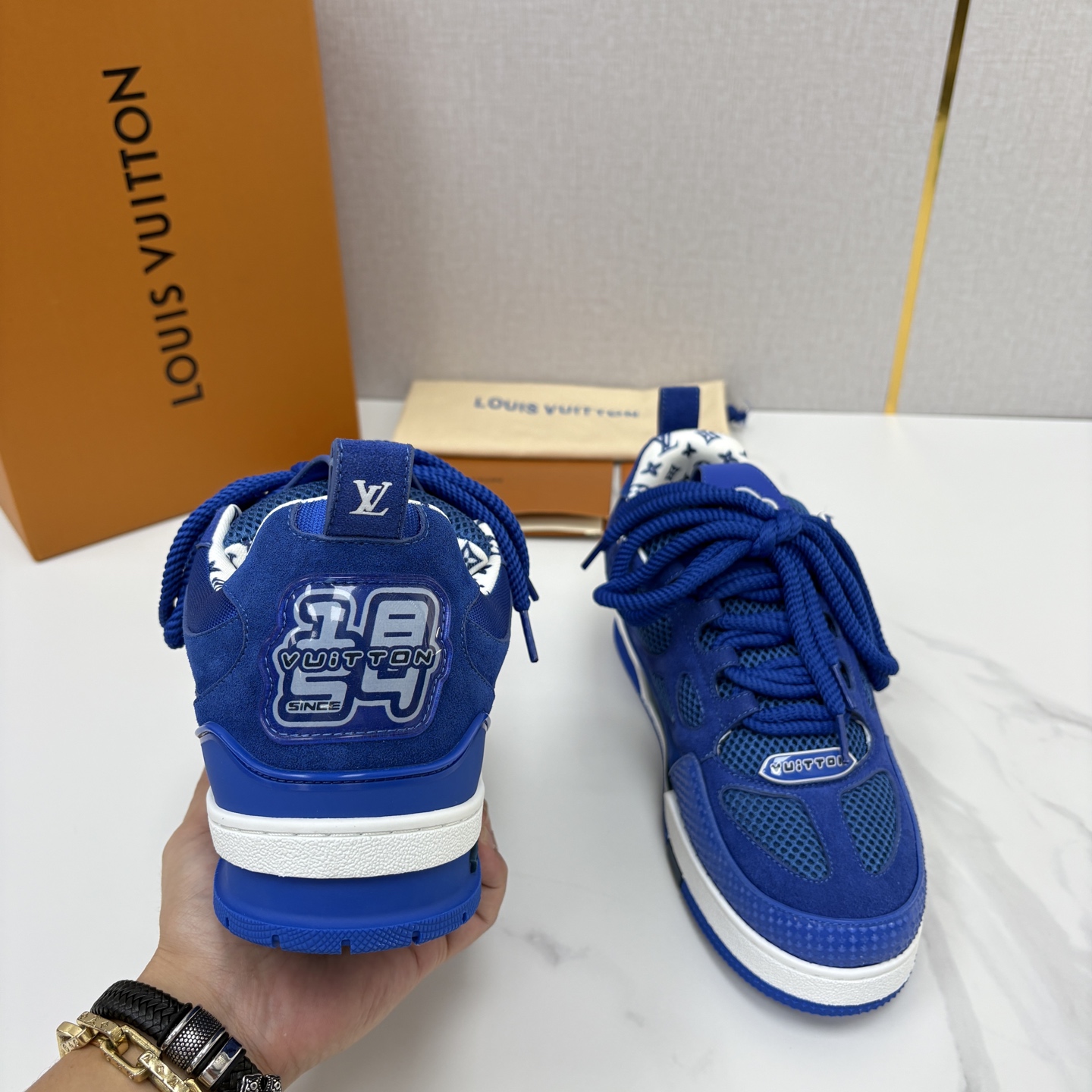 💋💍L家新品 SKATE 复古情侣款运动鞋面包鞋 官方 11,100 本款 L*V Skate 运动鞋以缤纷细节 💋💍L家新品 SKATE 复古情侣款运动鞋面包鞋 官方 11,100 本款 L*V Skate 运动鞋以缤纷细节